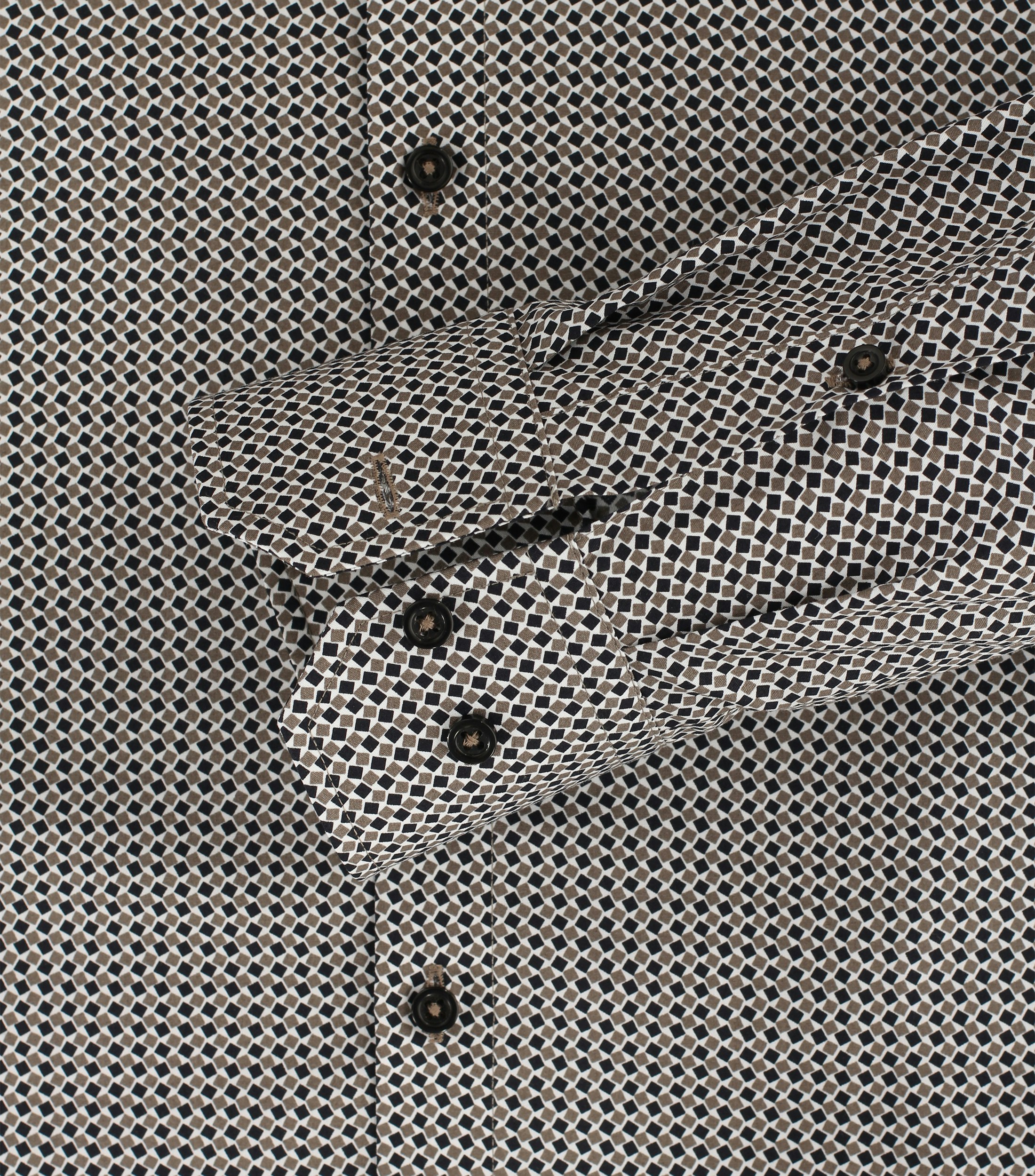 Ein Businesshemd im Print Muster in der Farbe Braun