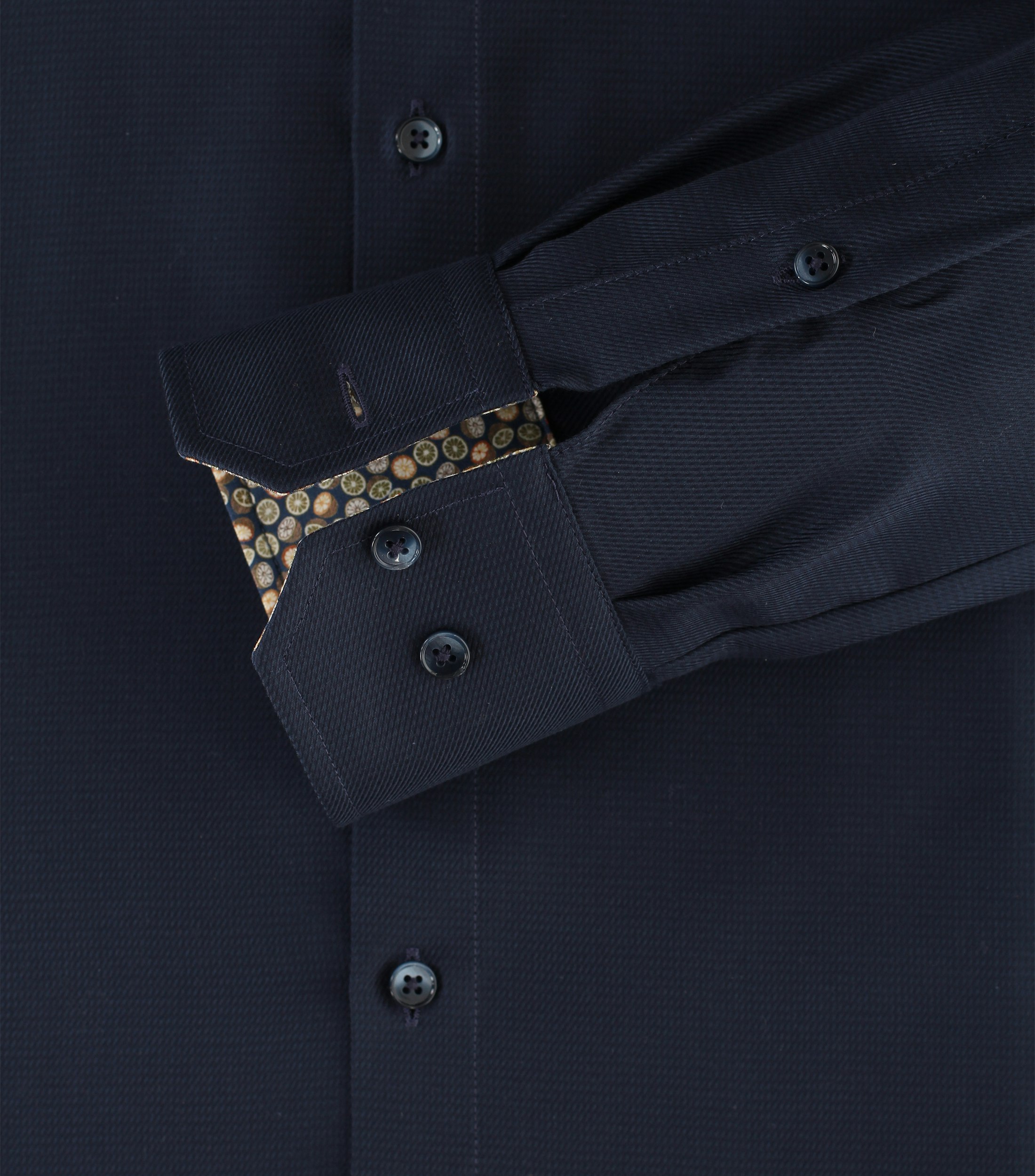 Ein Businesshemd im uni Muster in der Farbe Dunkelblau