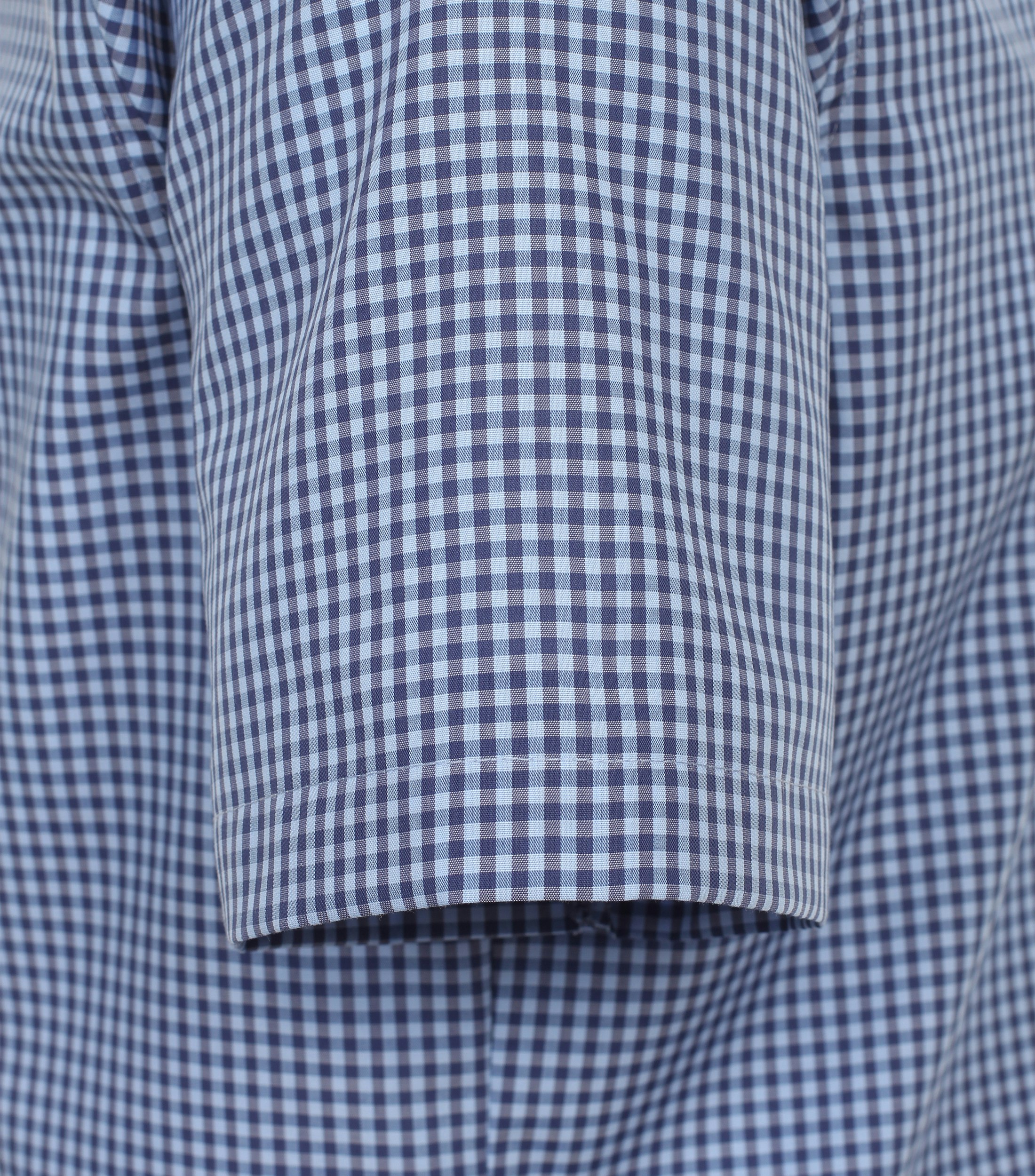 Ein Businesshemd im kariert Muster in der Farbe Mittelblau