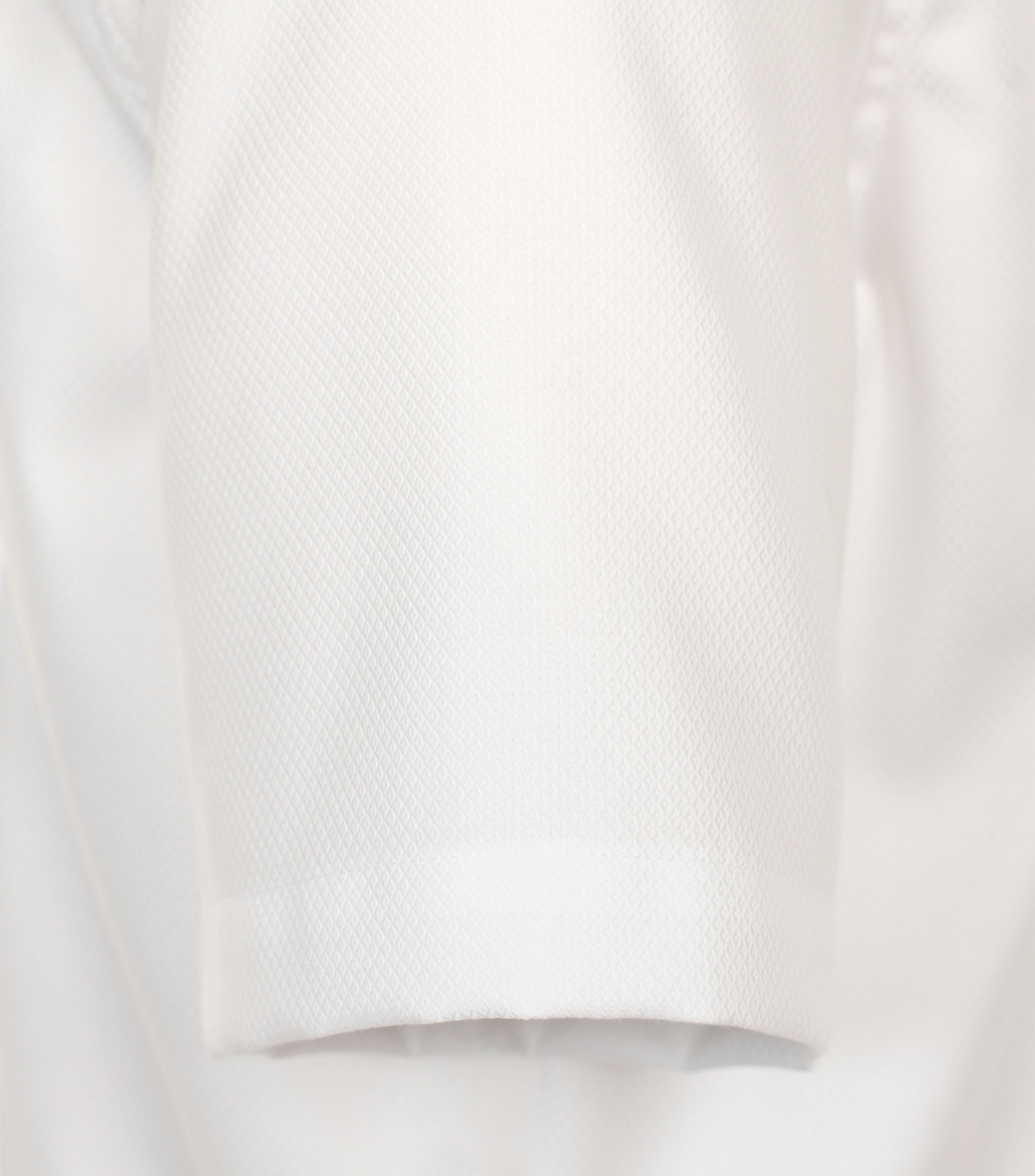 Ein Businesshemd im uni Muster in der Farbe Weiß