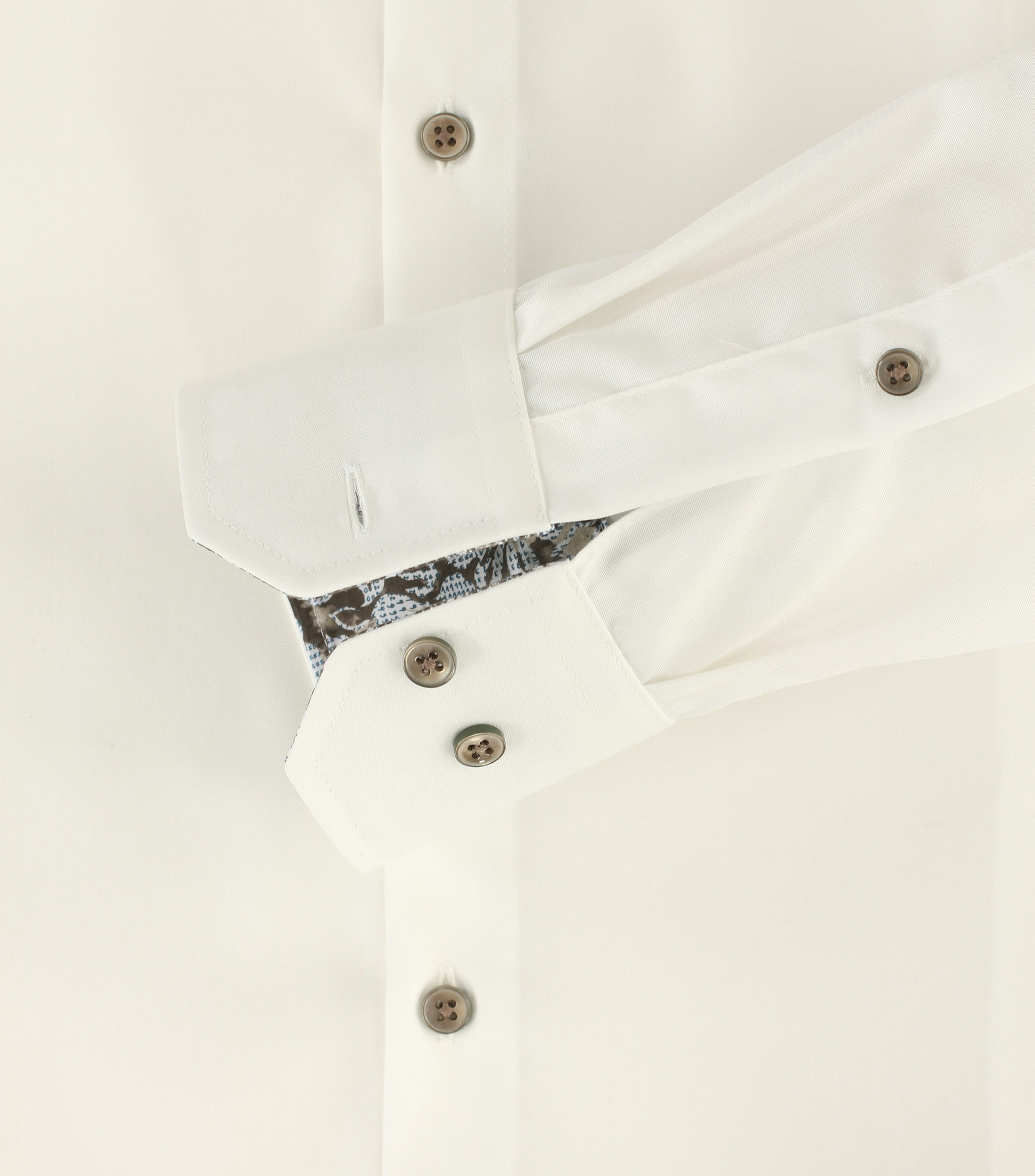 Ein Businesshemd im uni Muster in der Farbe Weiß