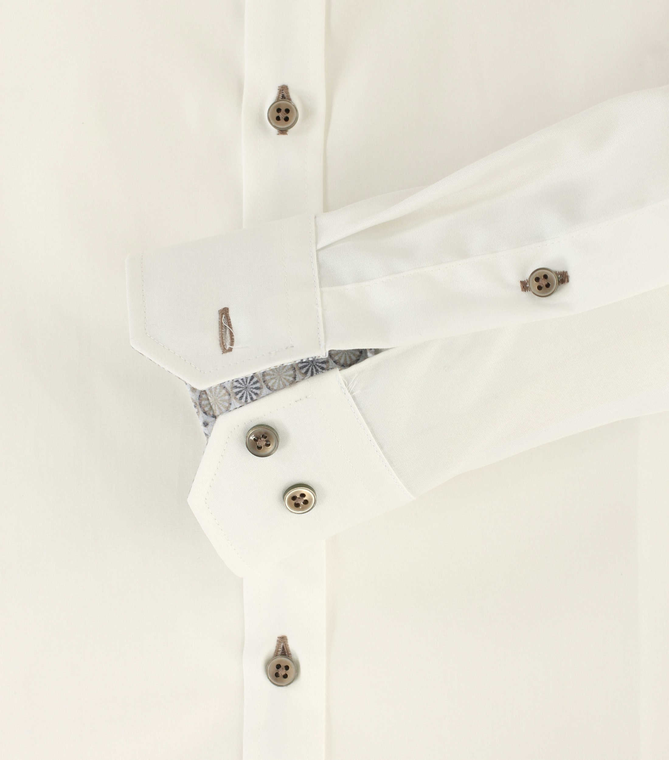 Ein Businesshemd im uni Muster in der Farbe Weiß