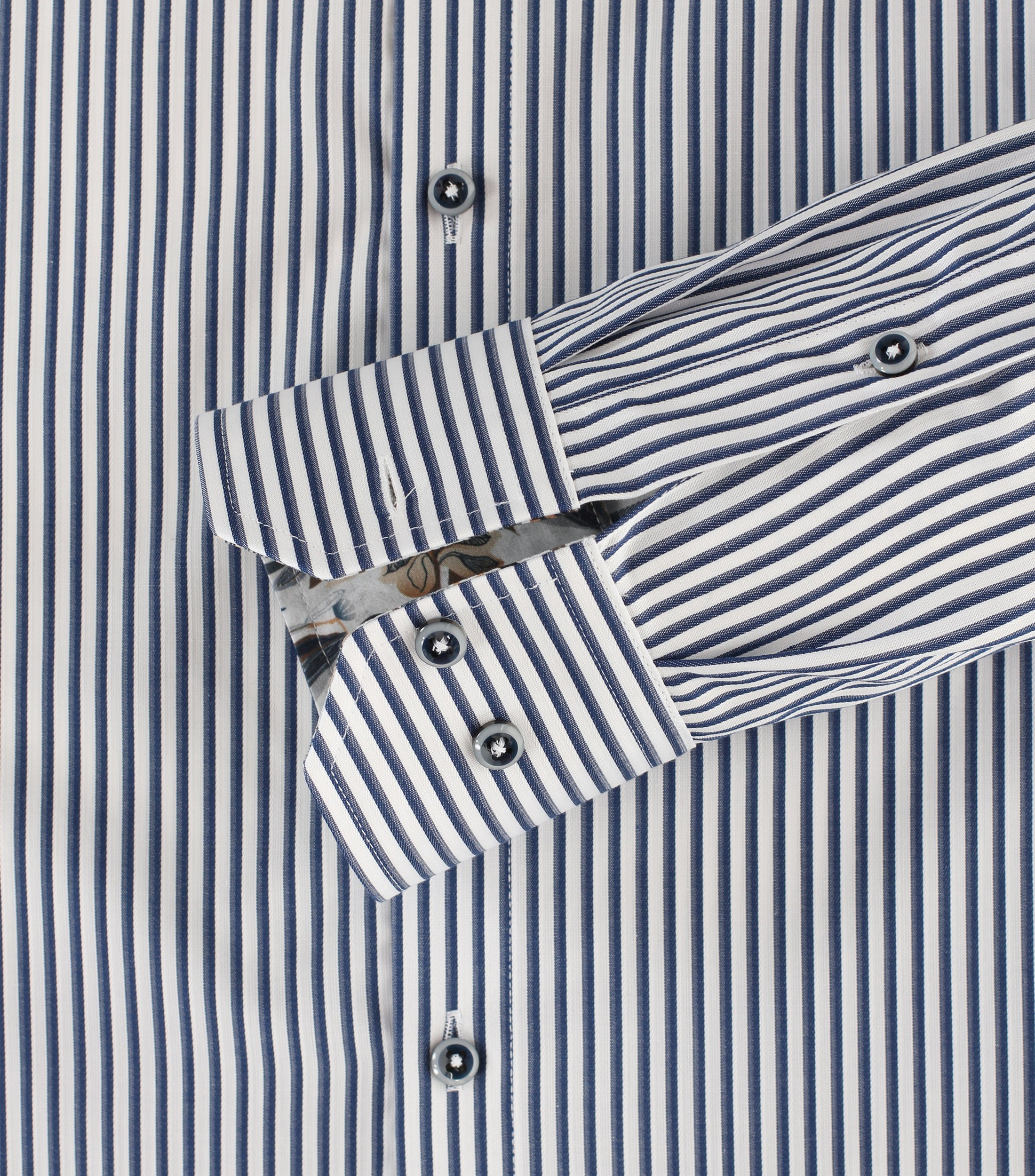 Ein Businesshemd im gestreift Muster in der Farbe Dunkelblau