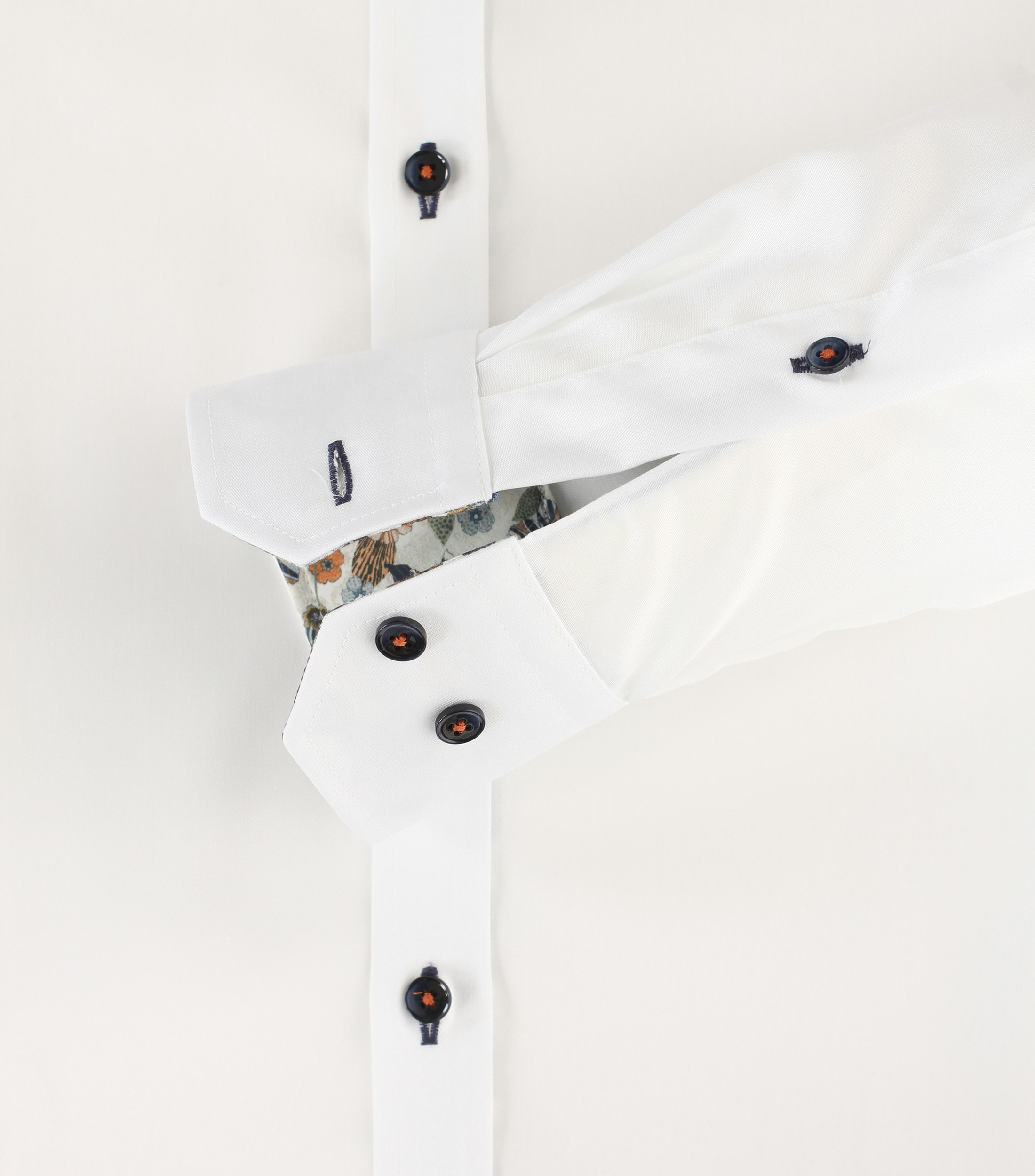 Ein Businesshemd im uni Muster in der Farbe Weiß