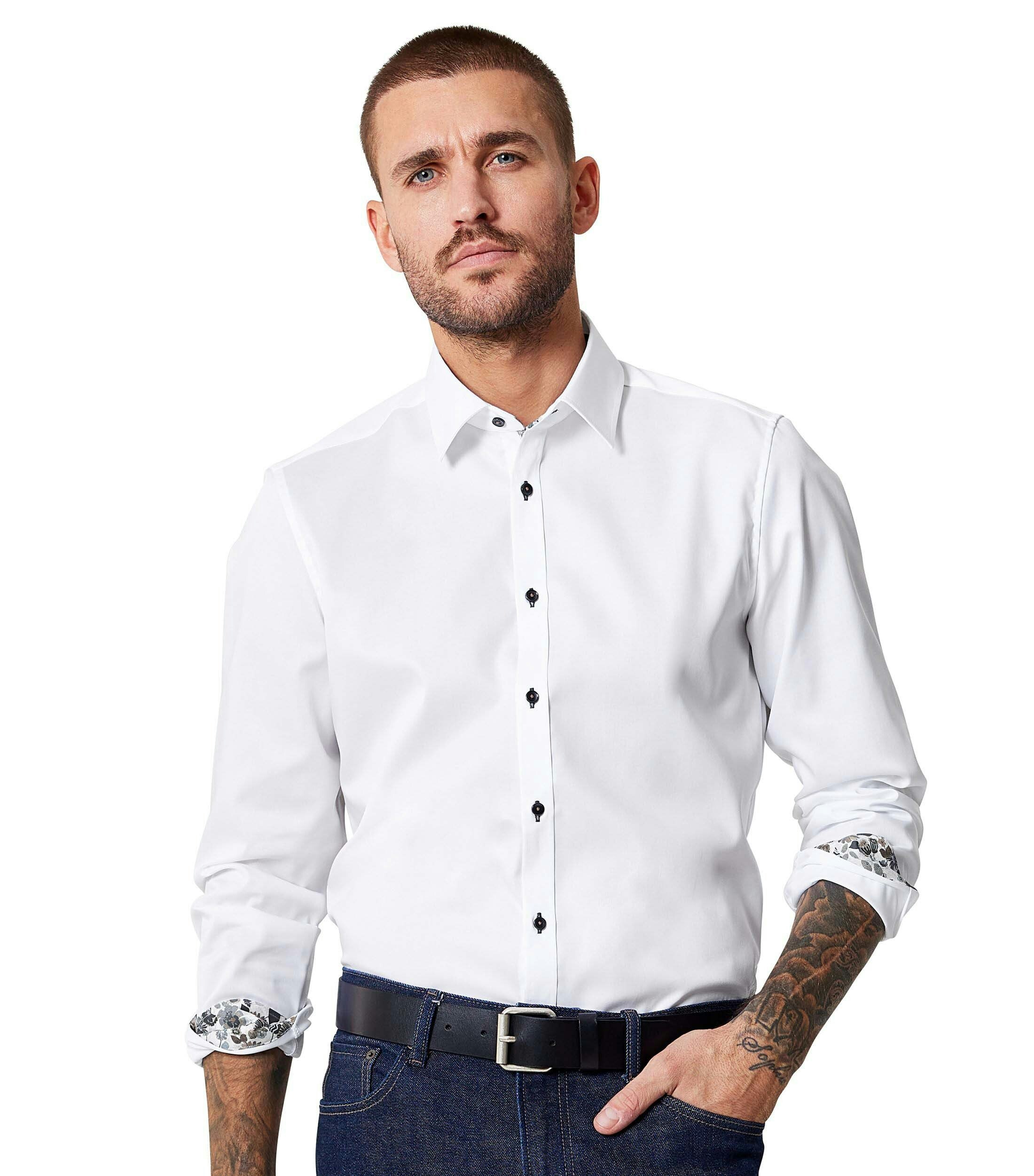 Ein Businesshemd im uni Muster in der Farbe Weiß