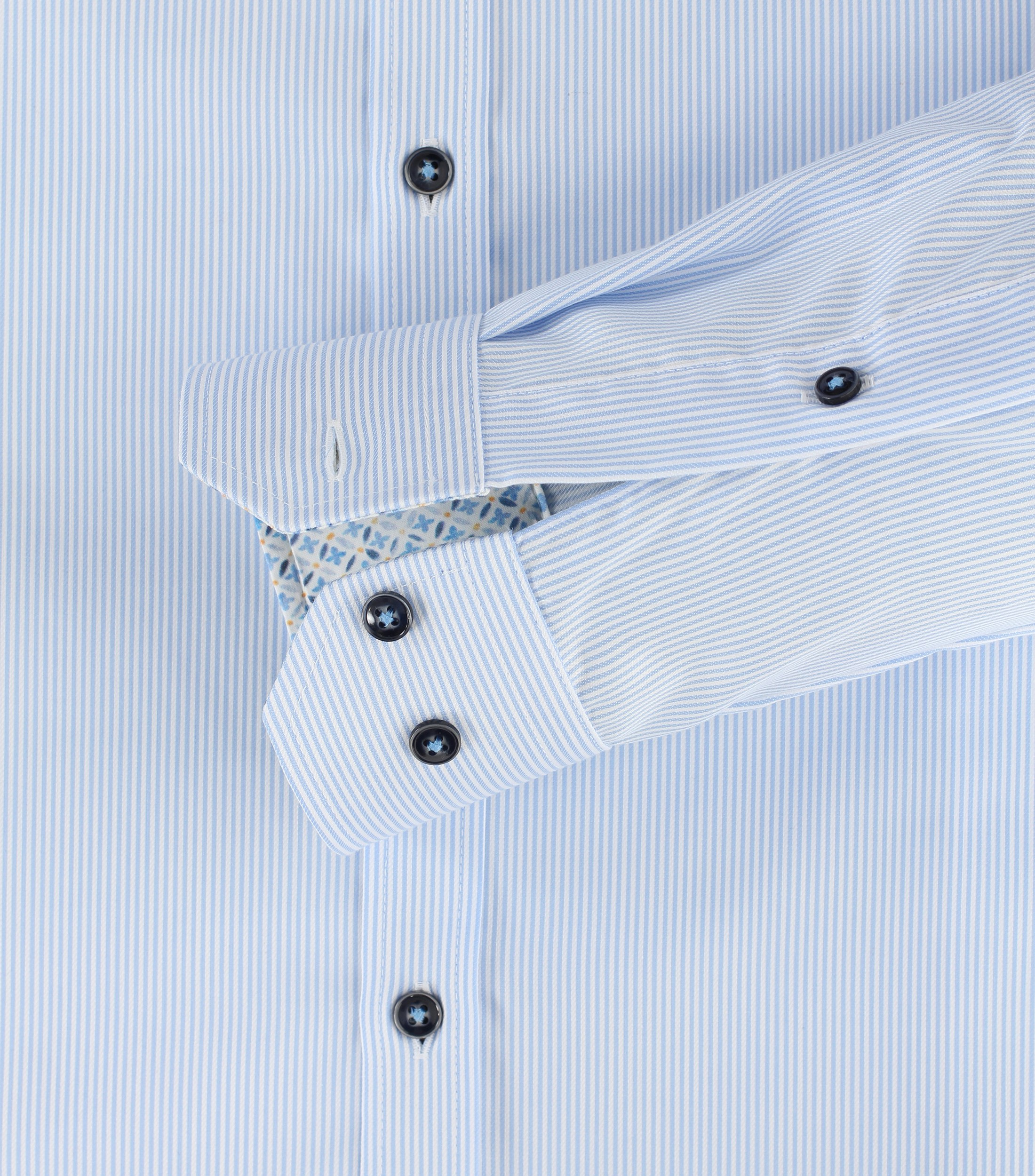 Ein Businesshemd im gestreift Muster in der Farbe Hellblau