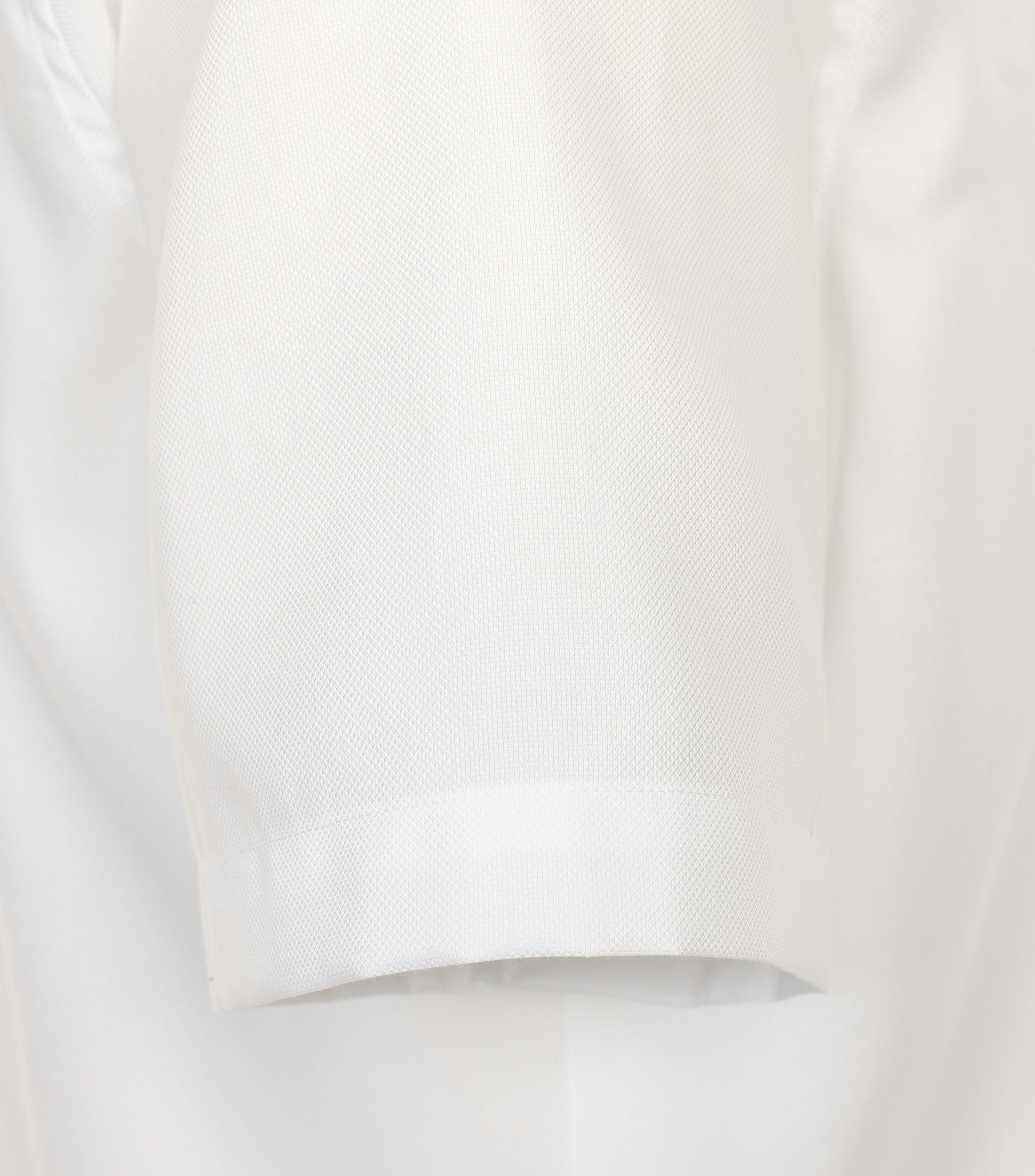 Ein Businesshemd im uni Muster in der Farbe Weiß