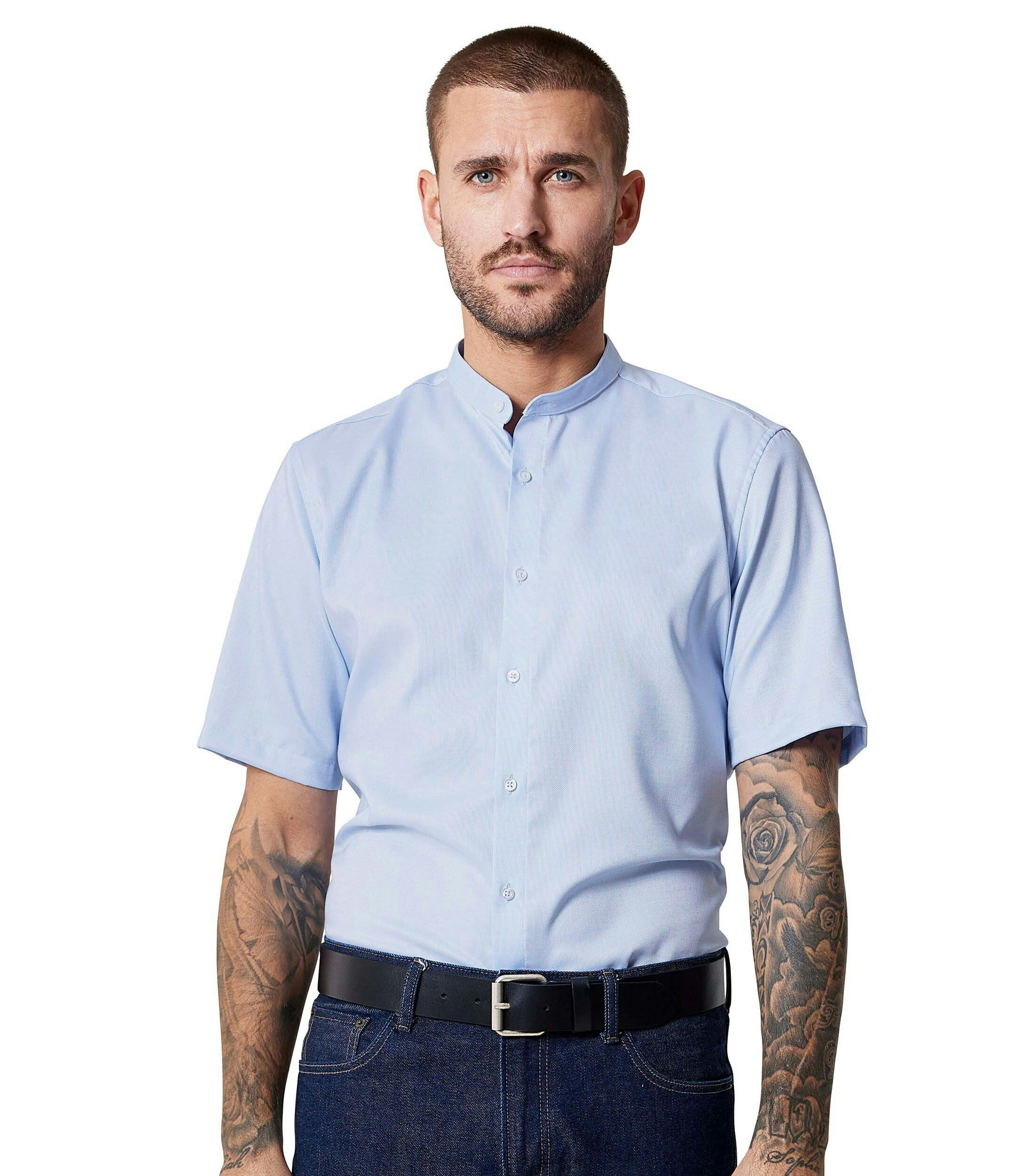 Ein Businesshemd im uni Muster in der Farbe Hellblau