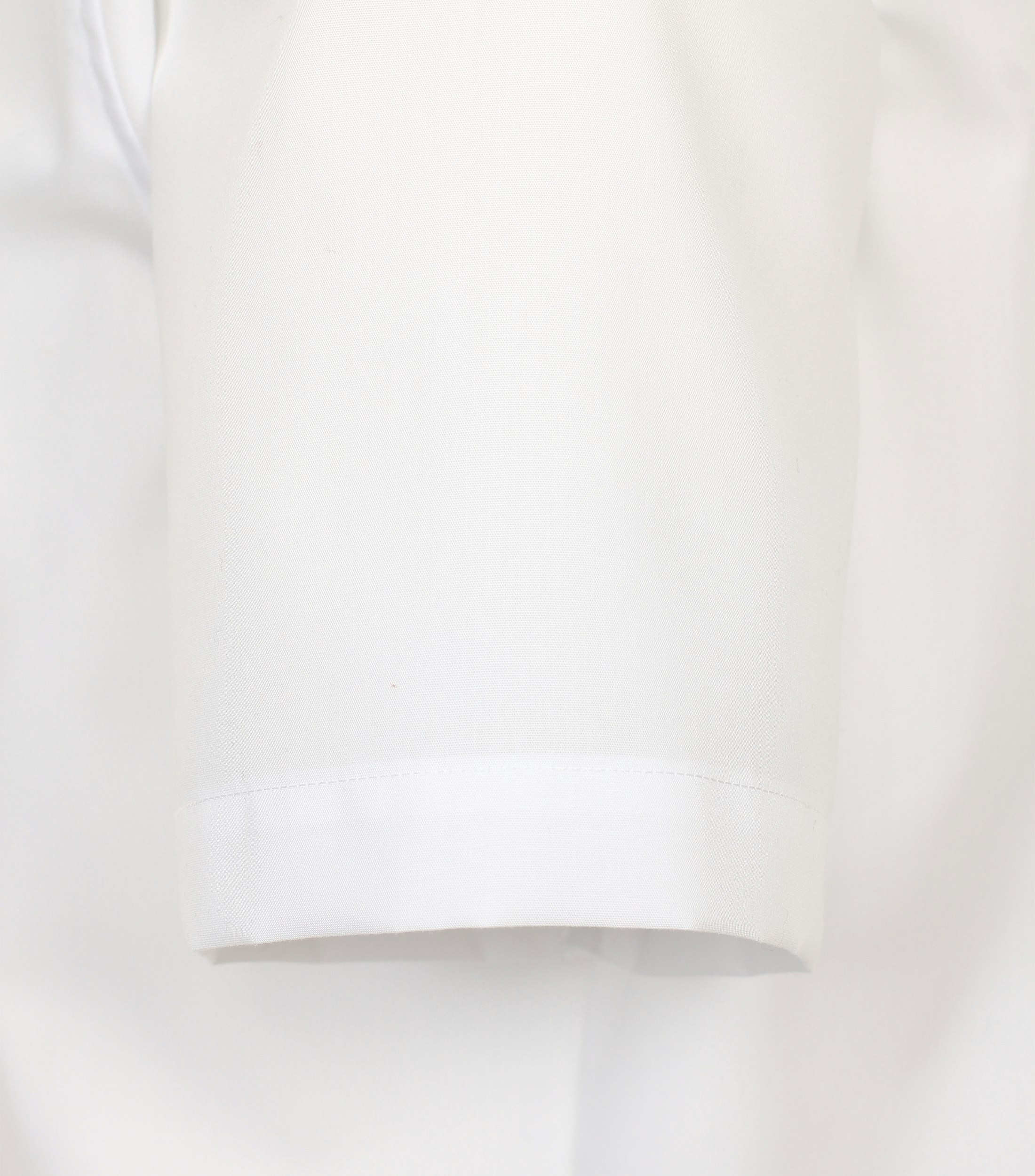 Ein Businesshemd im uni Muster in der Farbe Weiß