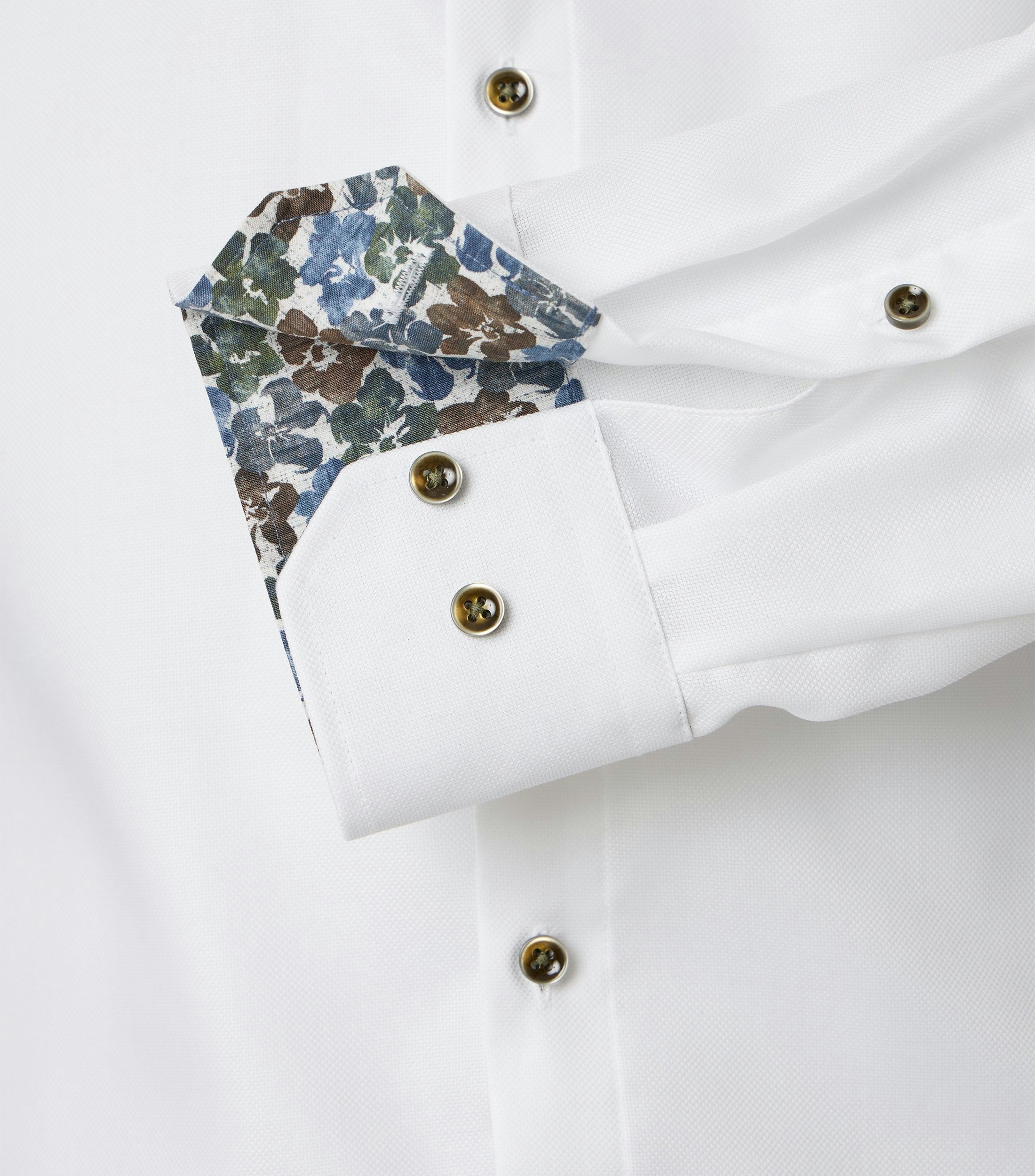 Ein Businesshemd im uni Muster in der Farbe Weiß