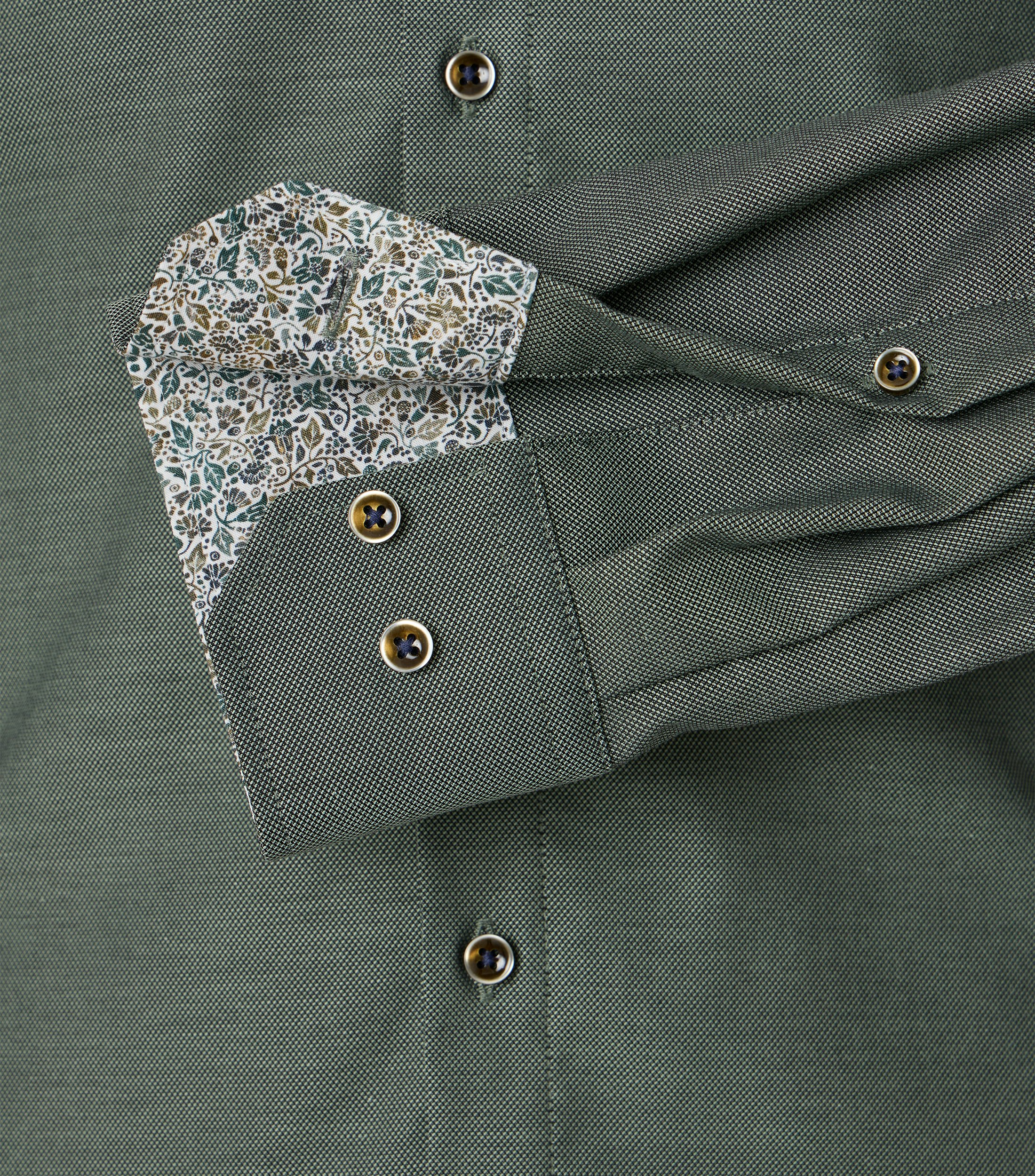 Ein Businesshemd im uni Muster in der Farbe Dunkelgrün