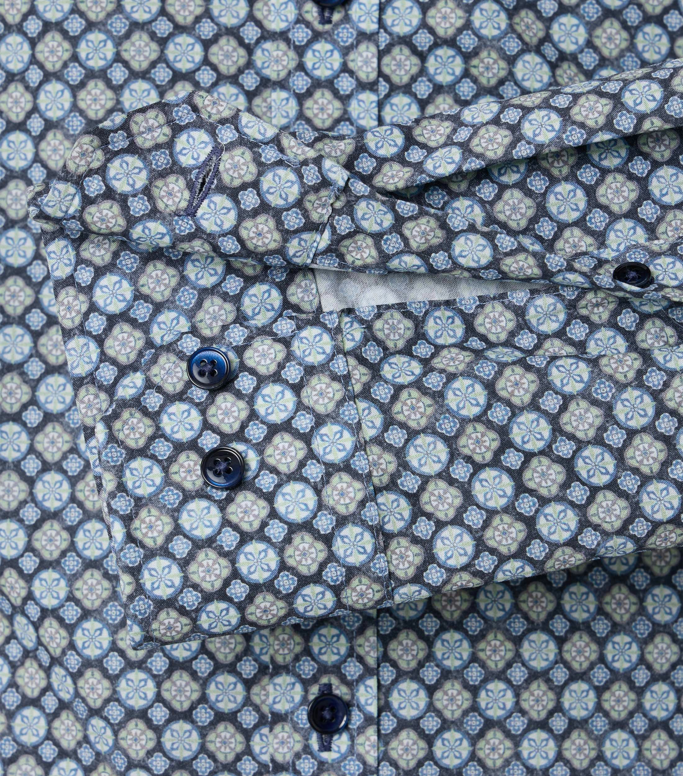 Ein Businesshemd im Print Muster in der Farbe Blau