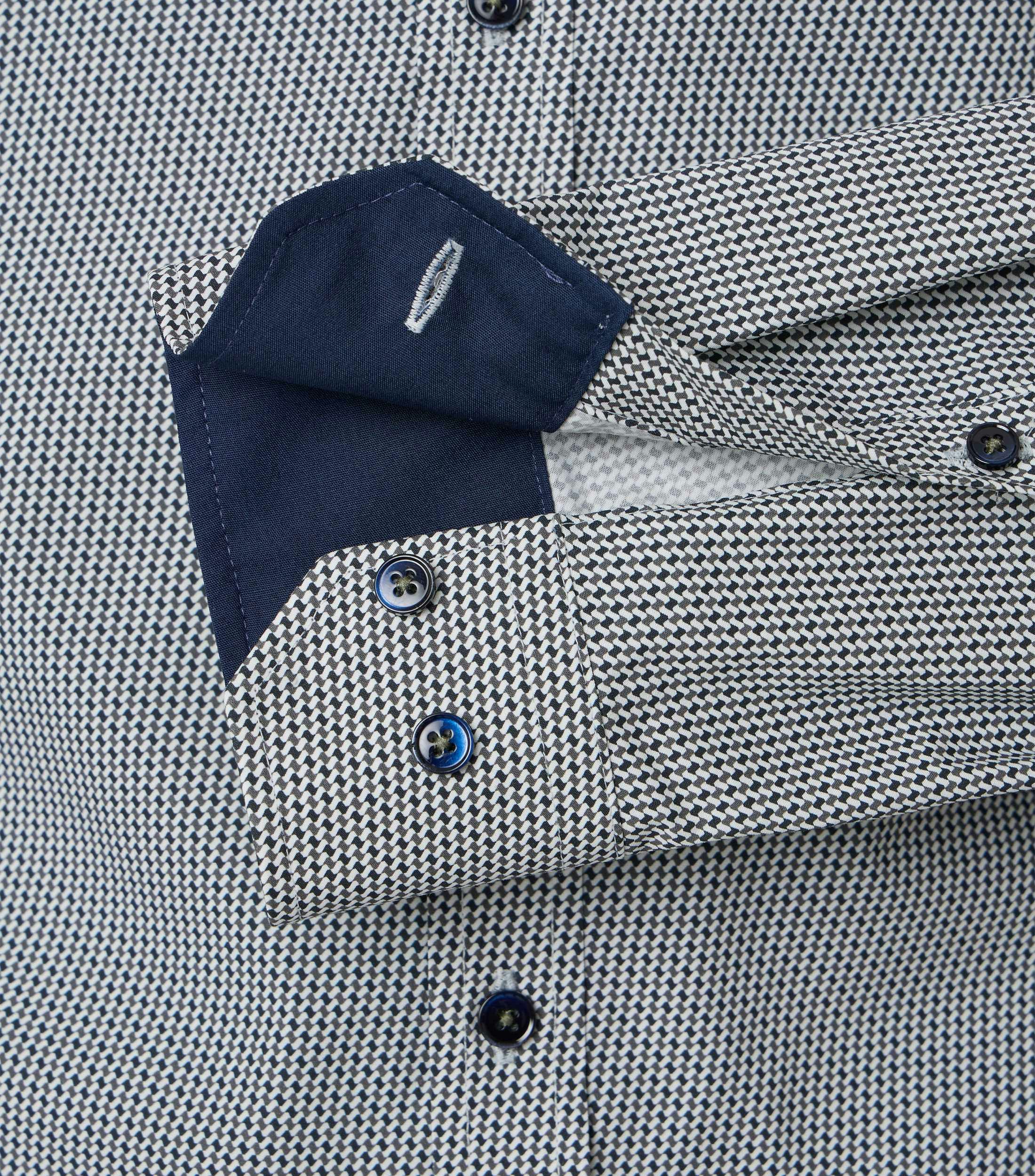 Ein Businesshemd im Print Muster in der Farbe Dunkelgrün