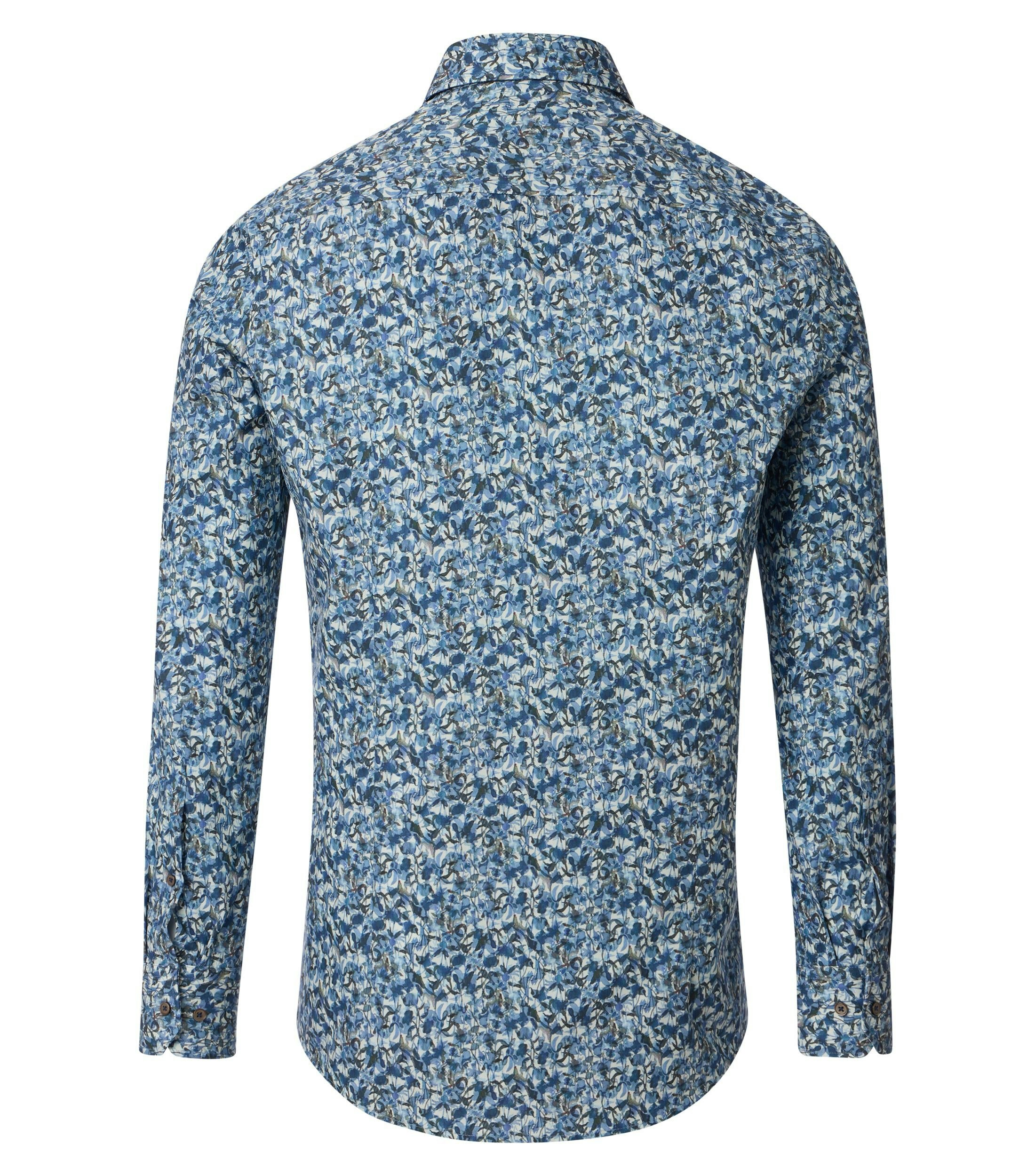 Das Model trägt ein Businesshemd im Print Muster in der Farbe Azurblau