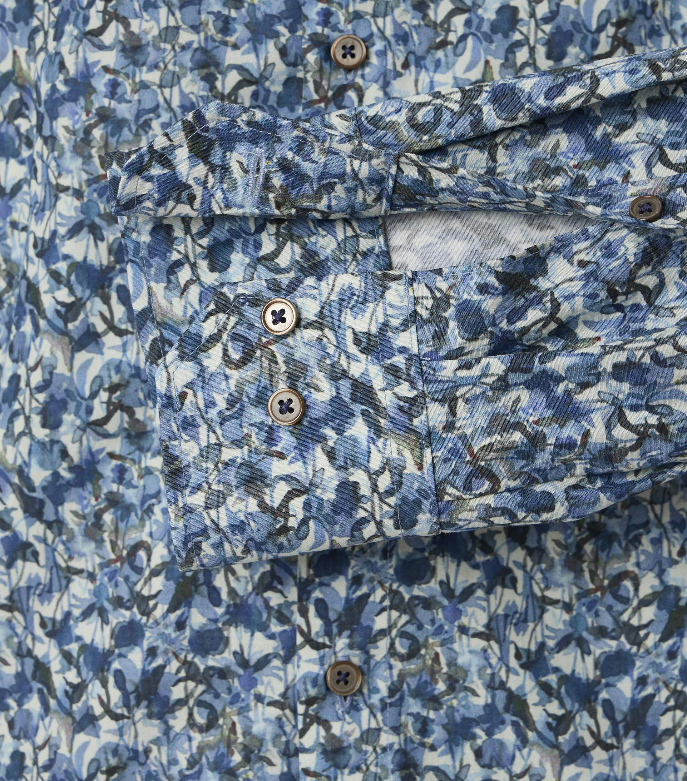 Das Model trägt ein Businesshemd im Print Muster in der Farbe Azurblau