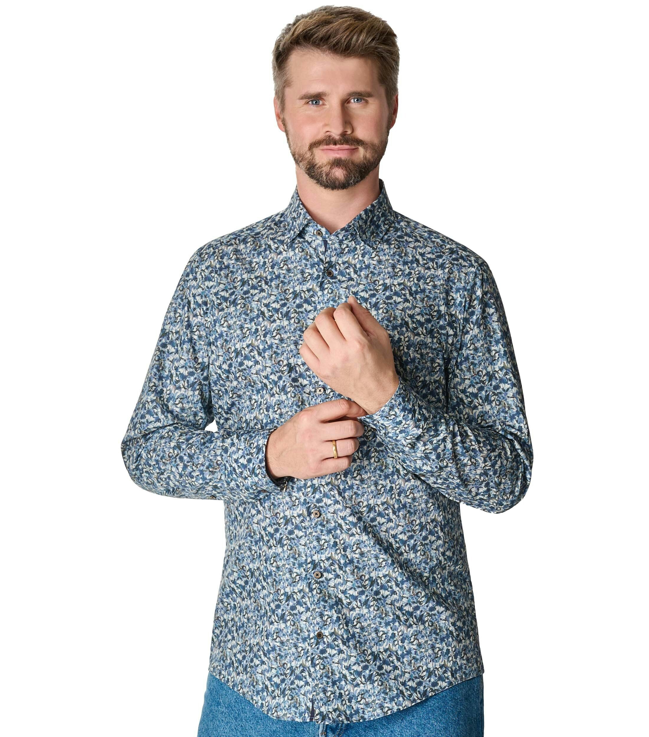 Das Model trägt ein Businesshemd im Print Muster in der Farbe Azurblau