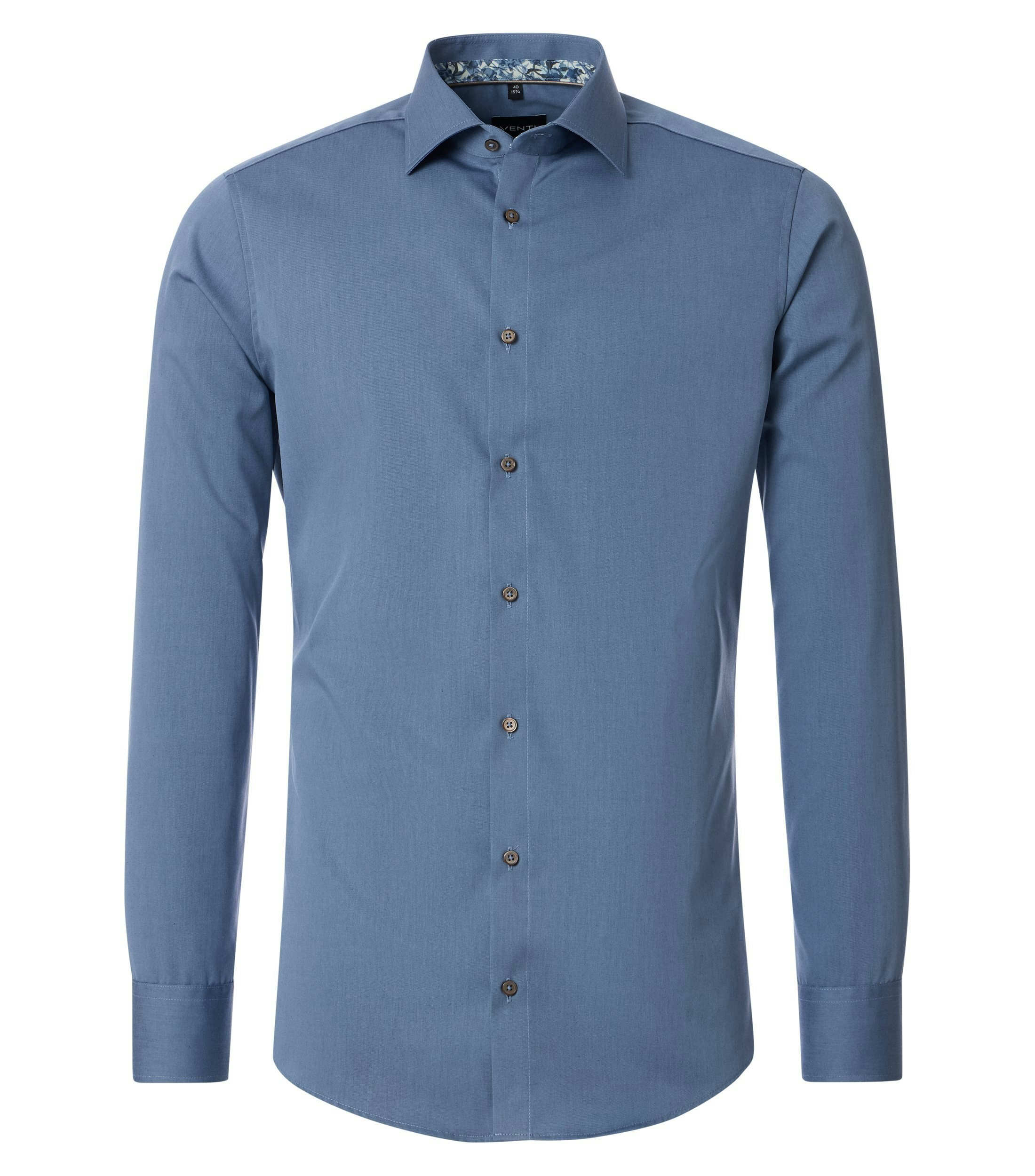 Das Model trägt ein Businesshemd im uni Muster in der Farbe Blau