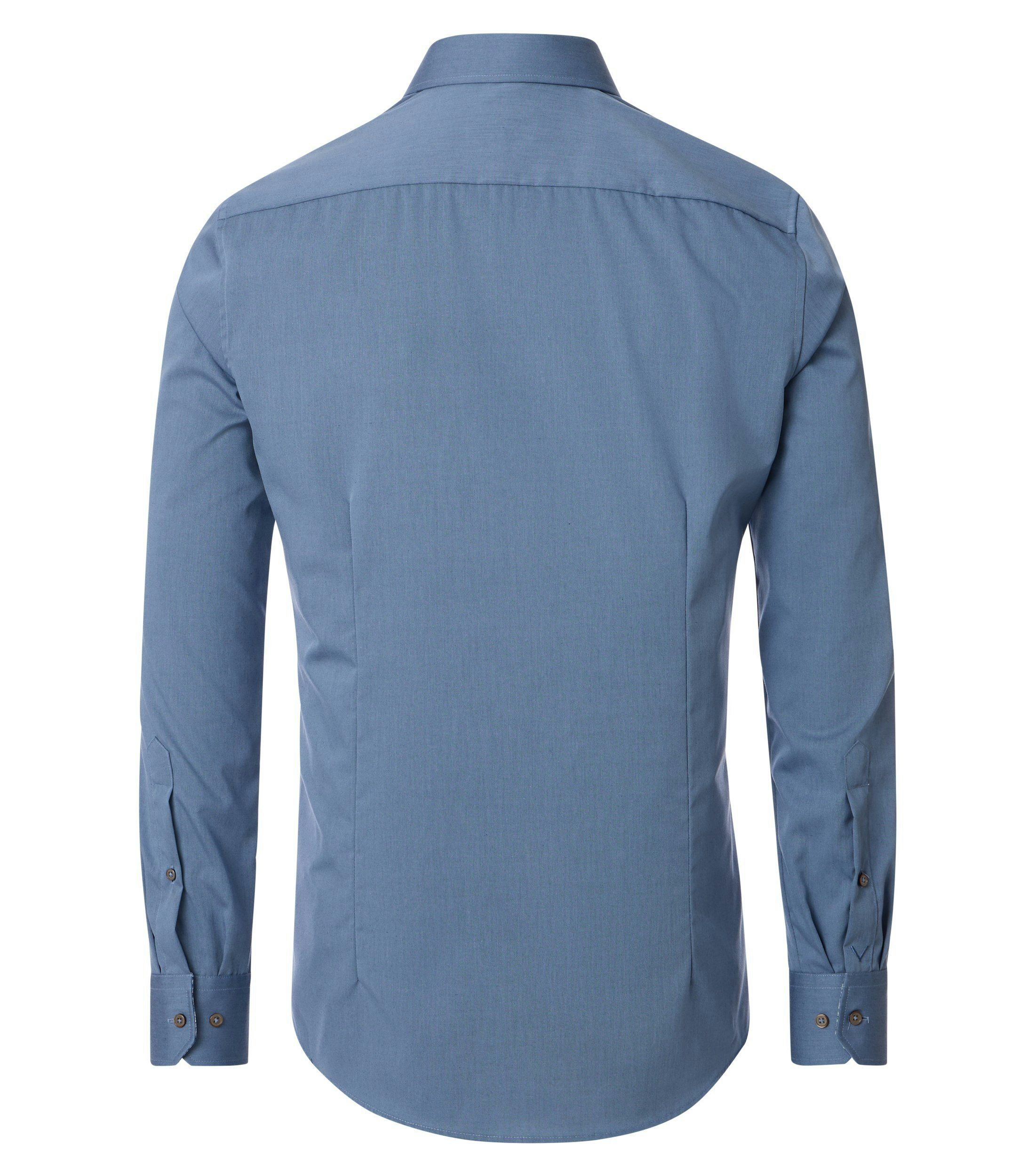 Das Model trägt ein Businesshemd im uni Muster in der Farbe Blau