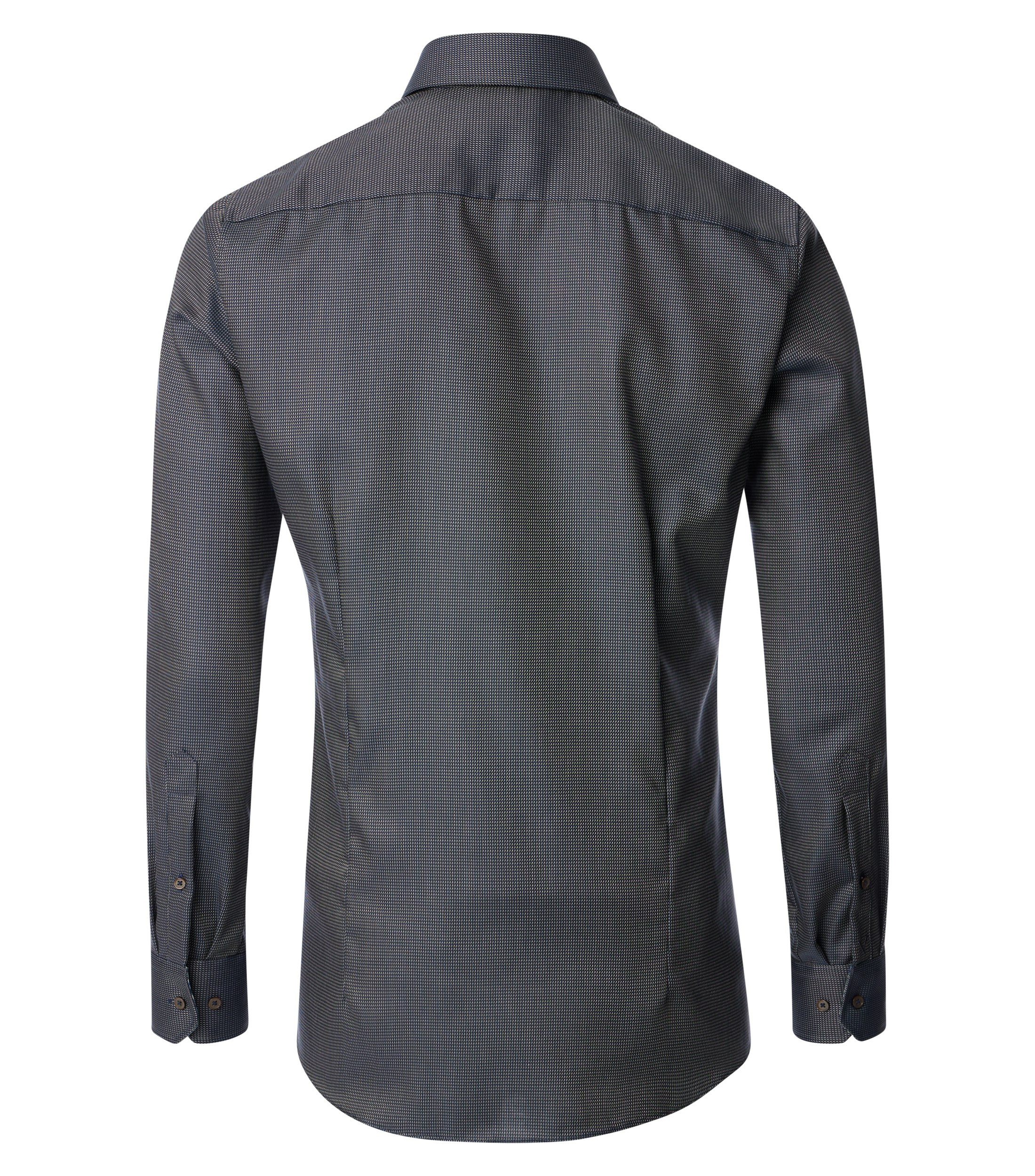 Das Model trägt ein Businesshemd im uni Muster in der Farbe Dunkelblau