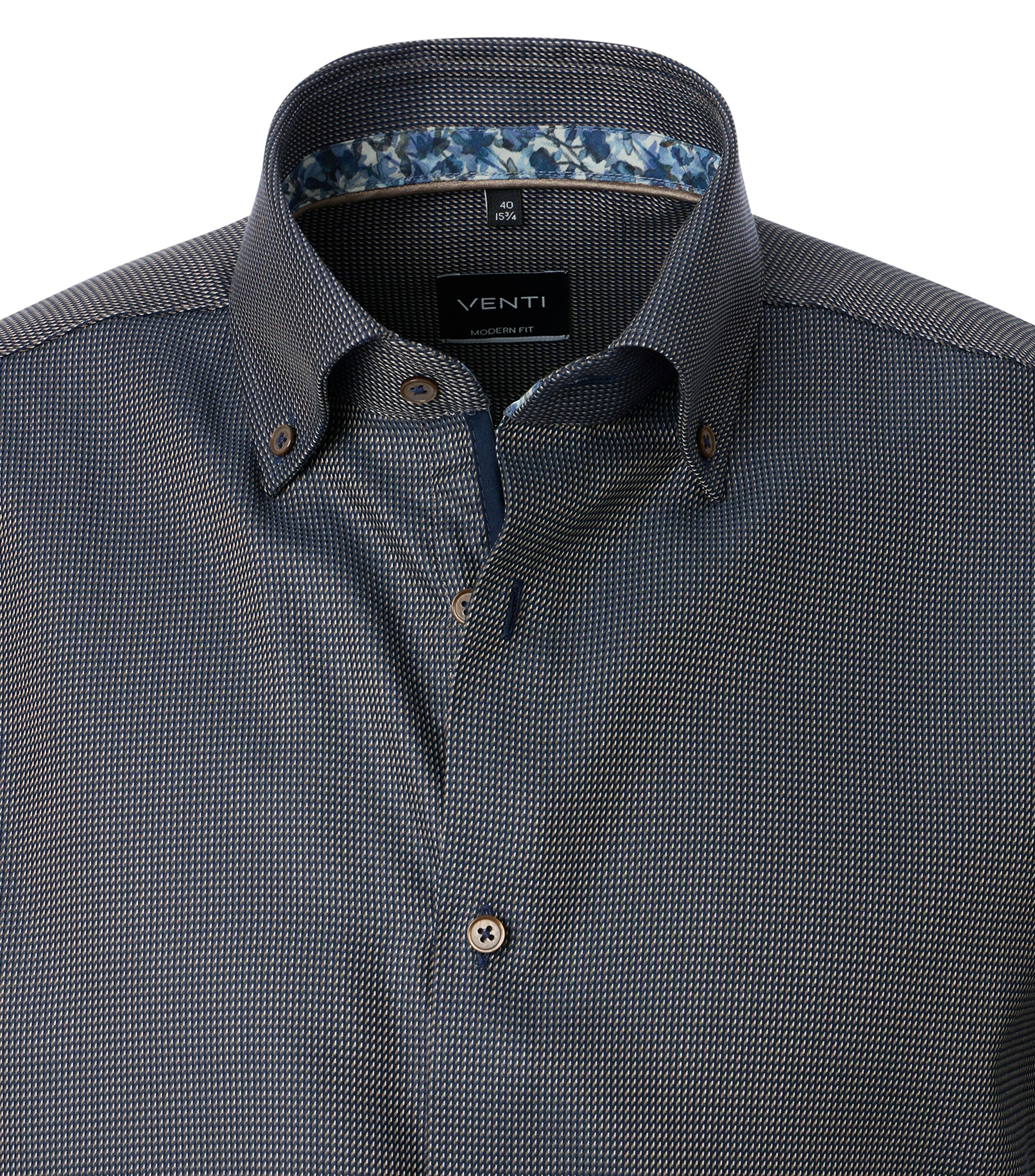 Das Model trägt ein Businesshemd im uni Muster in der Farbe Dunkelblau
