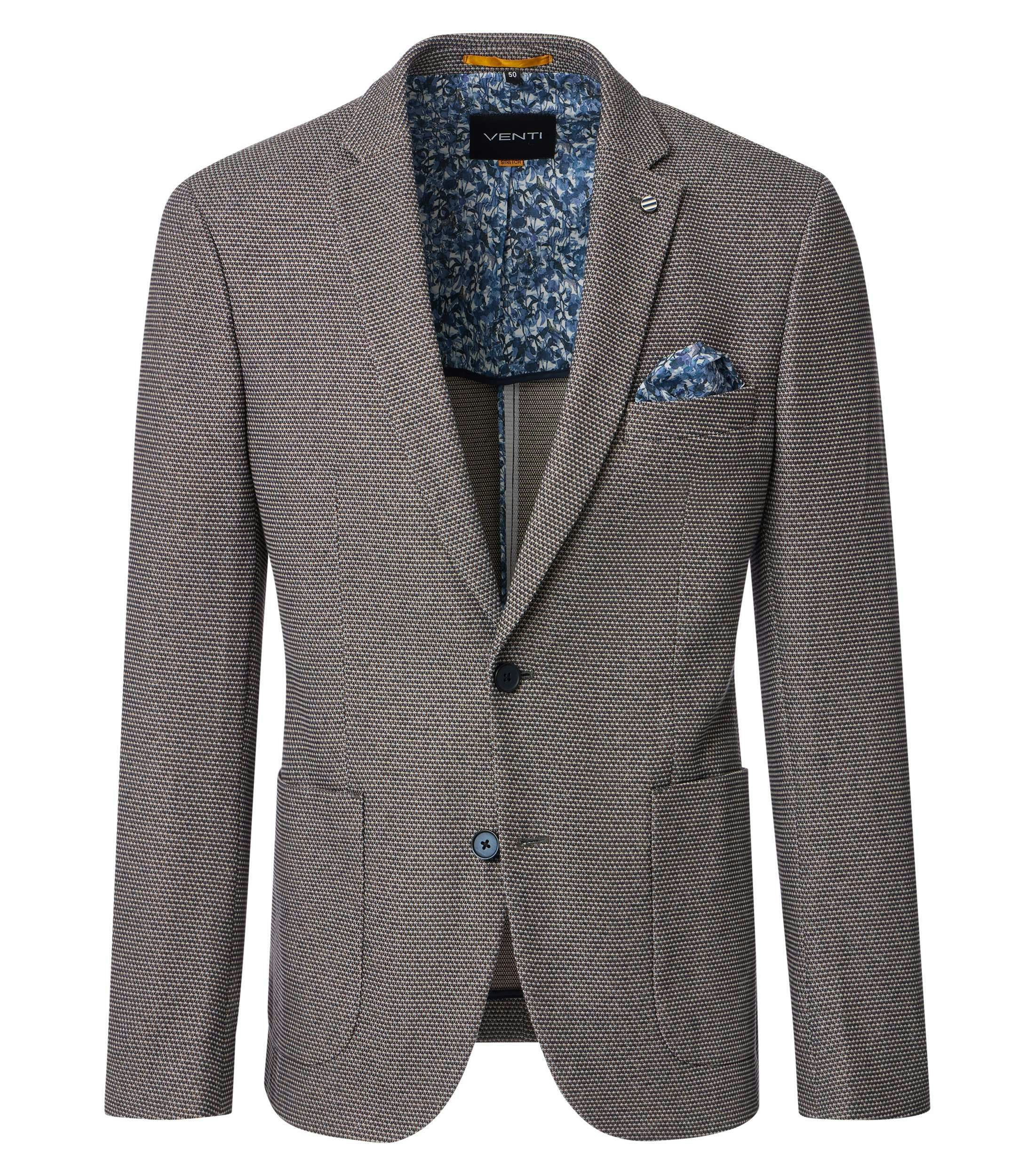 Das Model trägt ein Sakko im uni Muster in der Farbe Beige