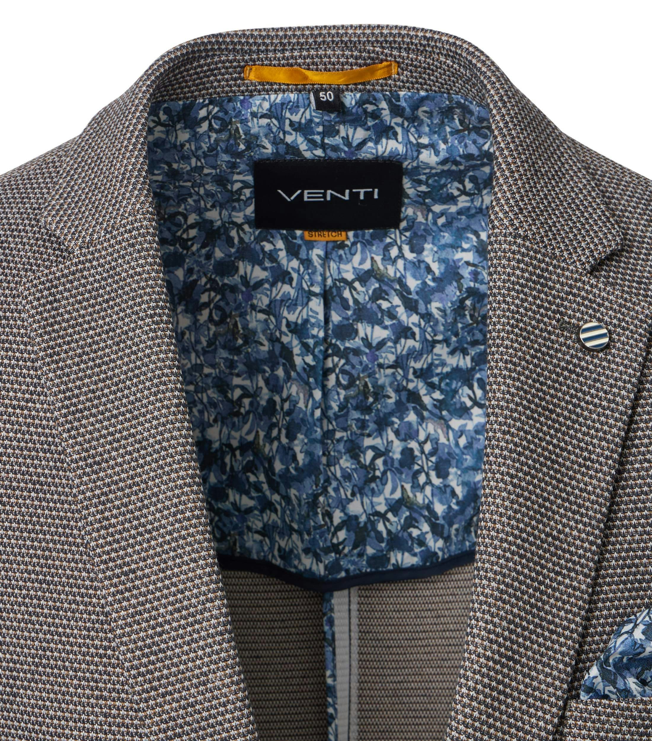 Das Model trägt ein Sakko im uni Muster in der Farbe Beige