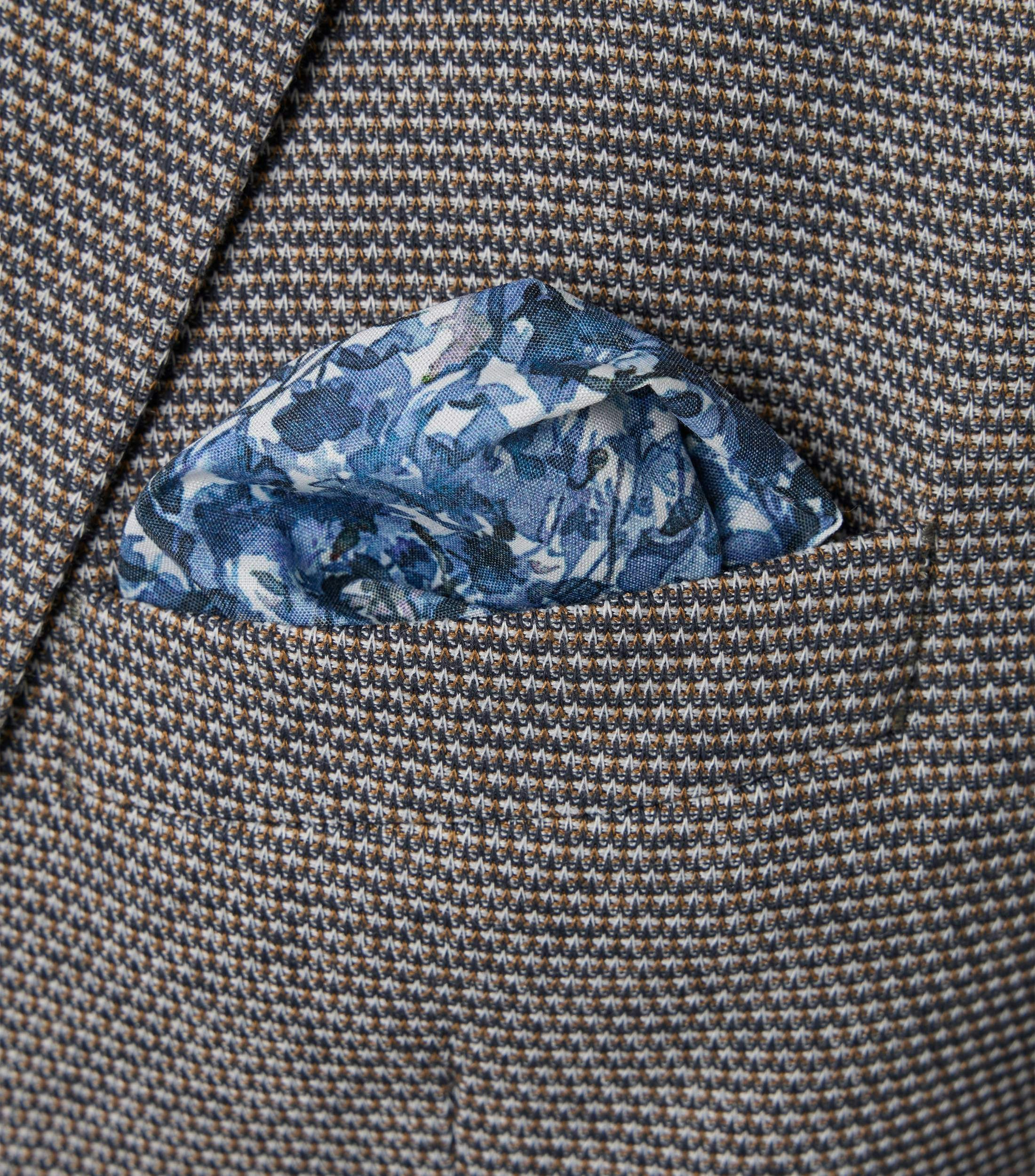 Das Model trägt ein Sakko im uni Muster in der Farbe Beige