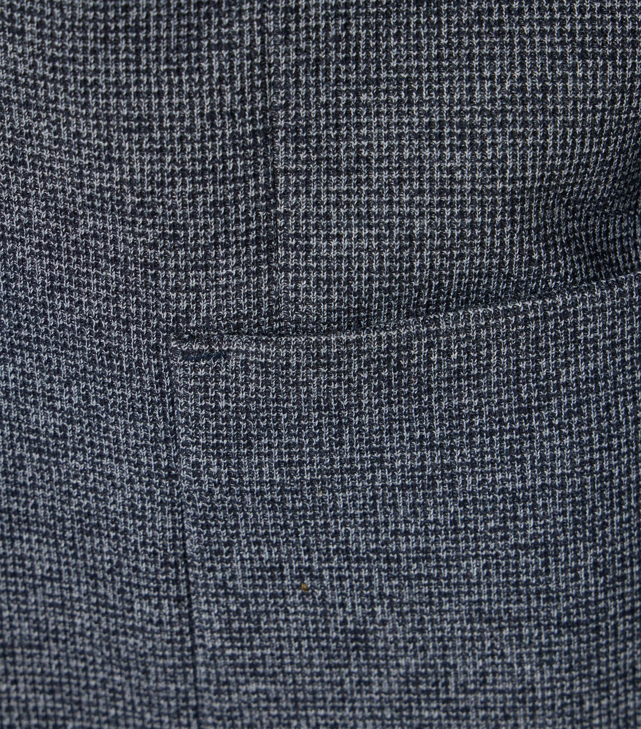 Das Model trägt ein Sakko im uni Muster in der Farbe Grau