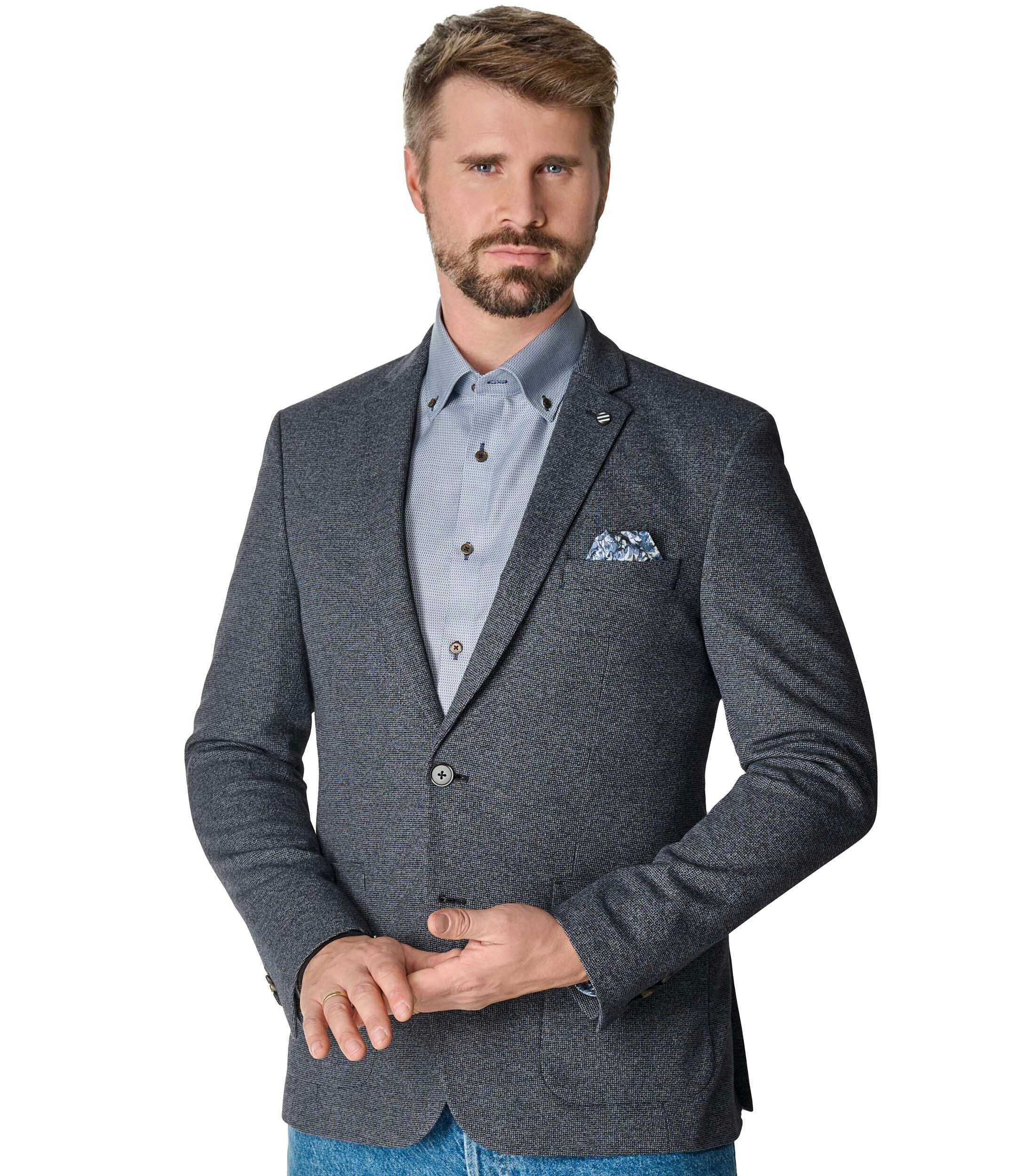 Das Model trägt ein Sakko im uni Muster in der Farbe Grau