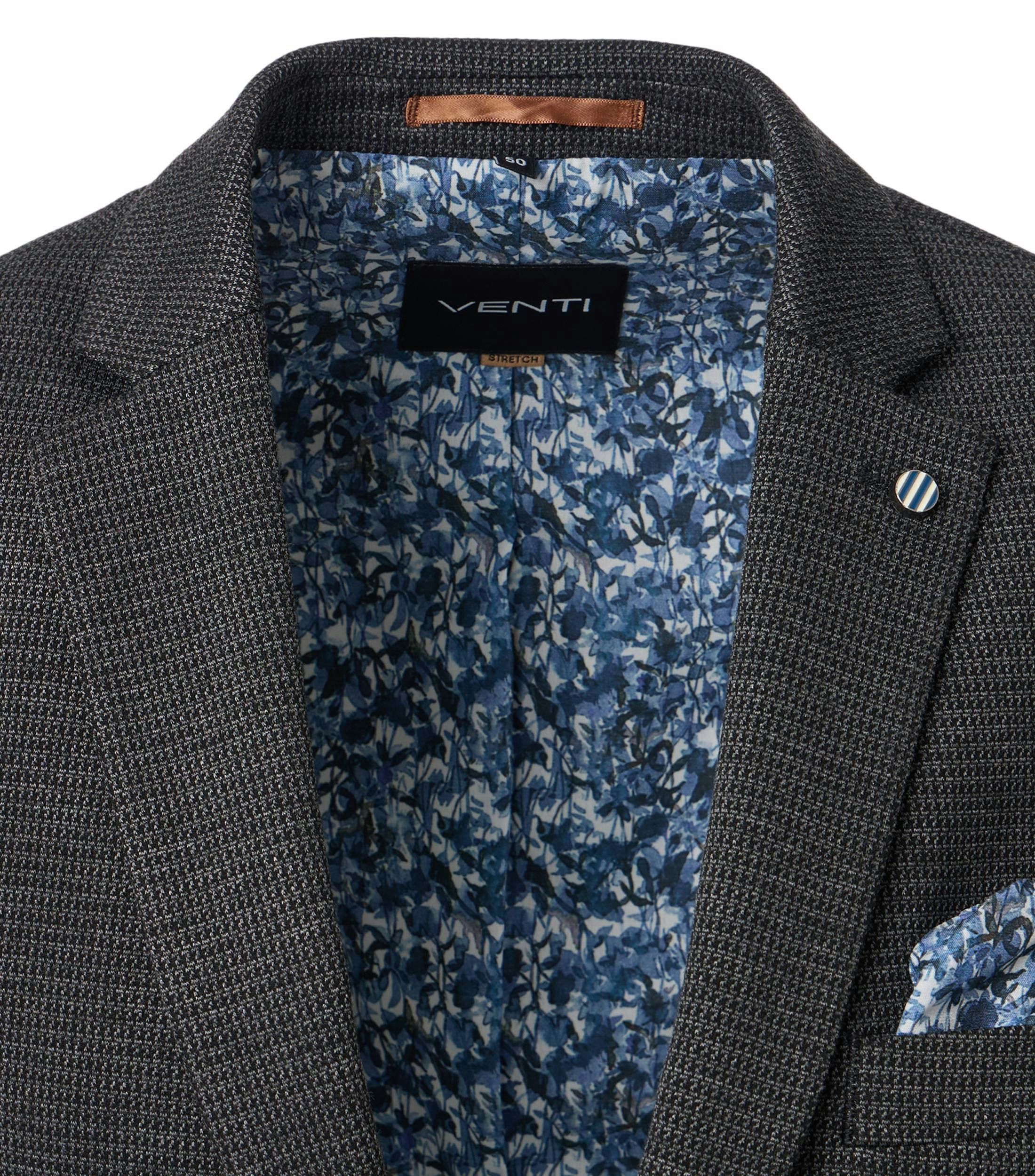 Das Model trägt ein Sakko im uni Muster in der Farbe Dunkelgrün