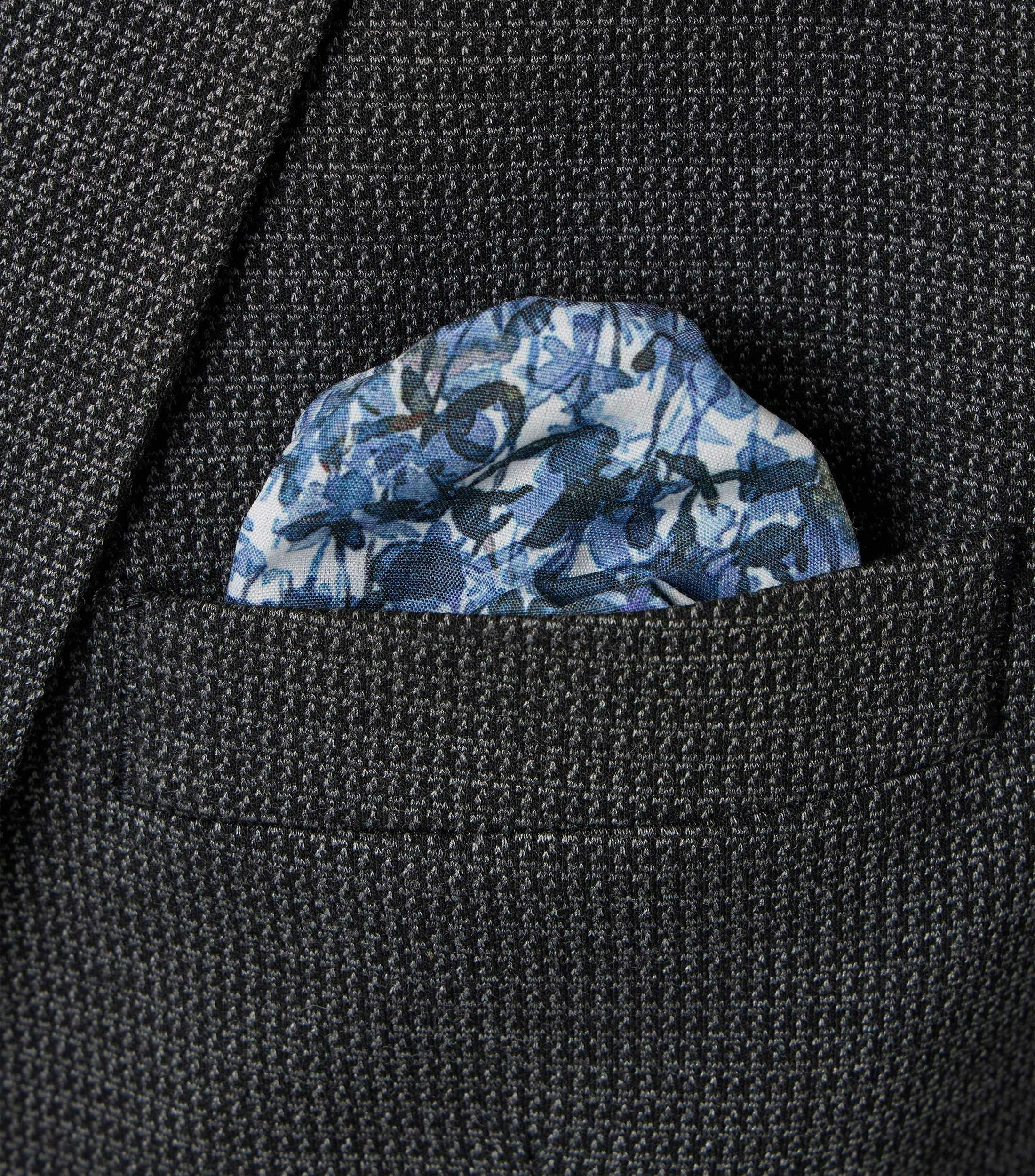 Das Model trägt ein Sakko im uni Muster in der Farbe Dunkelgrün