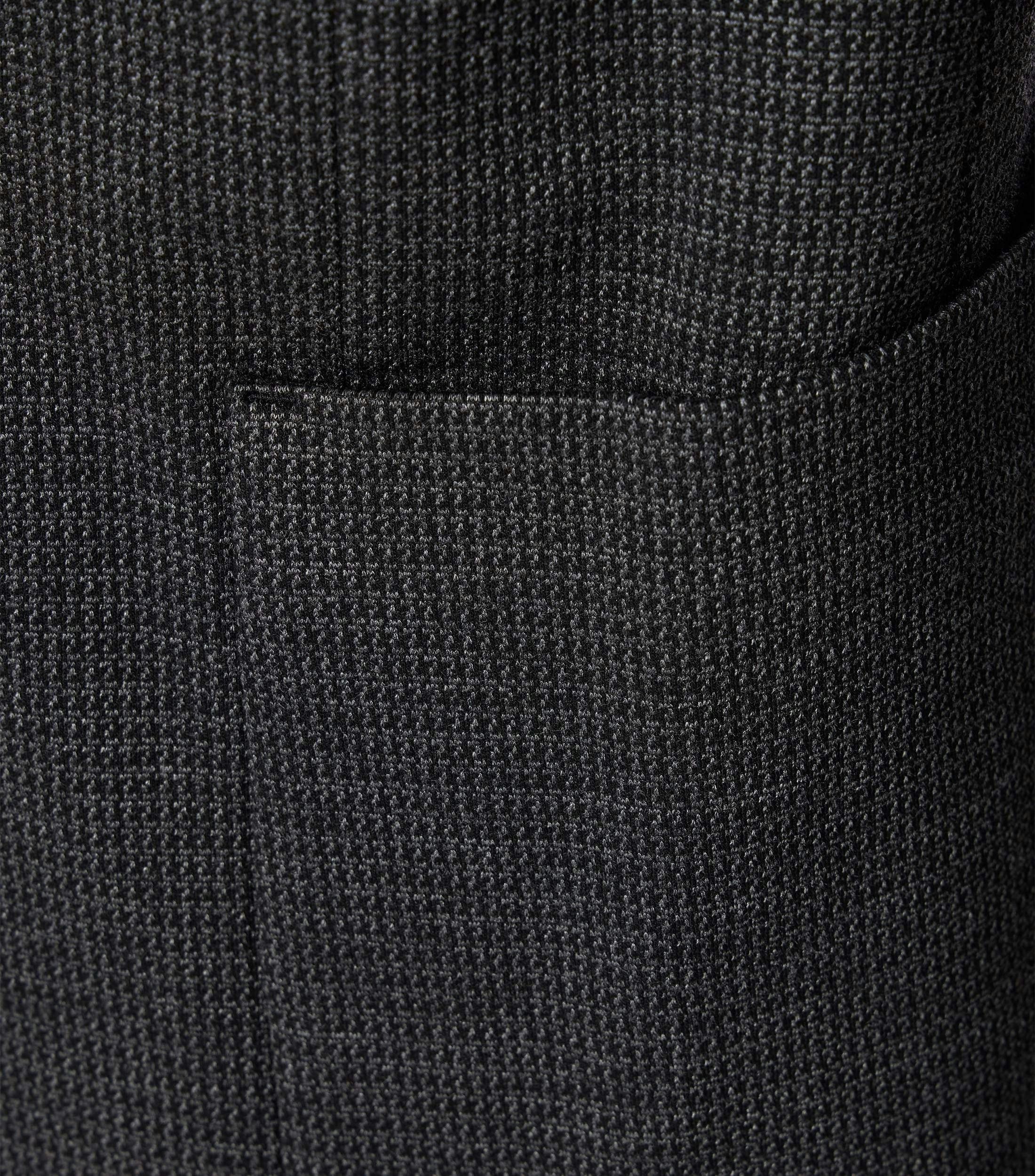 Das Model trägt ein Sakko im uni Muster in der Farbe Dunkelgrün