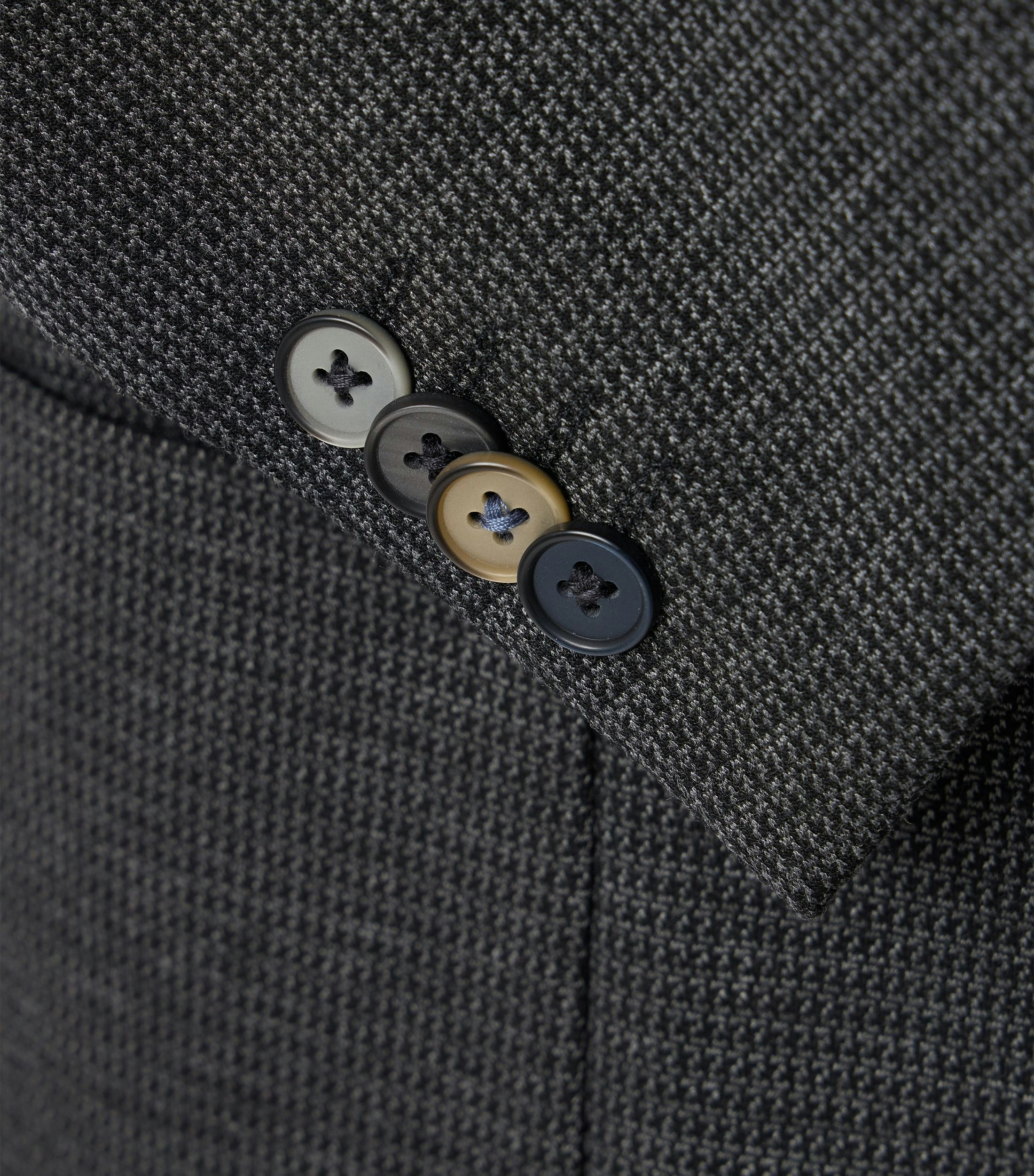 Das Model trägt ein Sakko im uni Muster in der Farbe Dunkelgrün