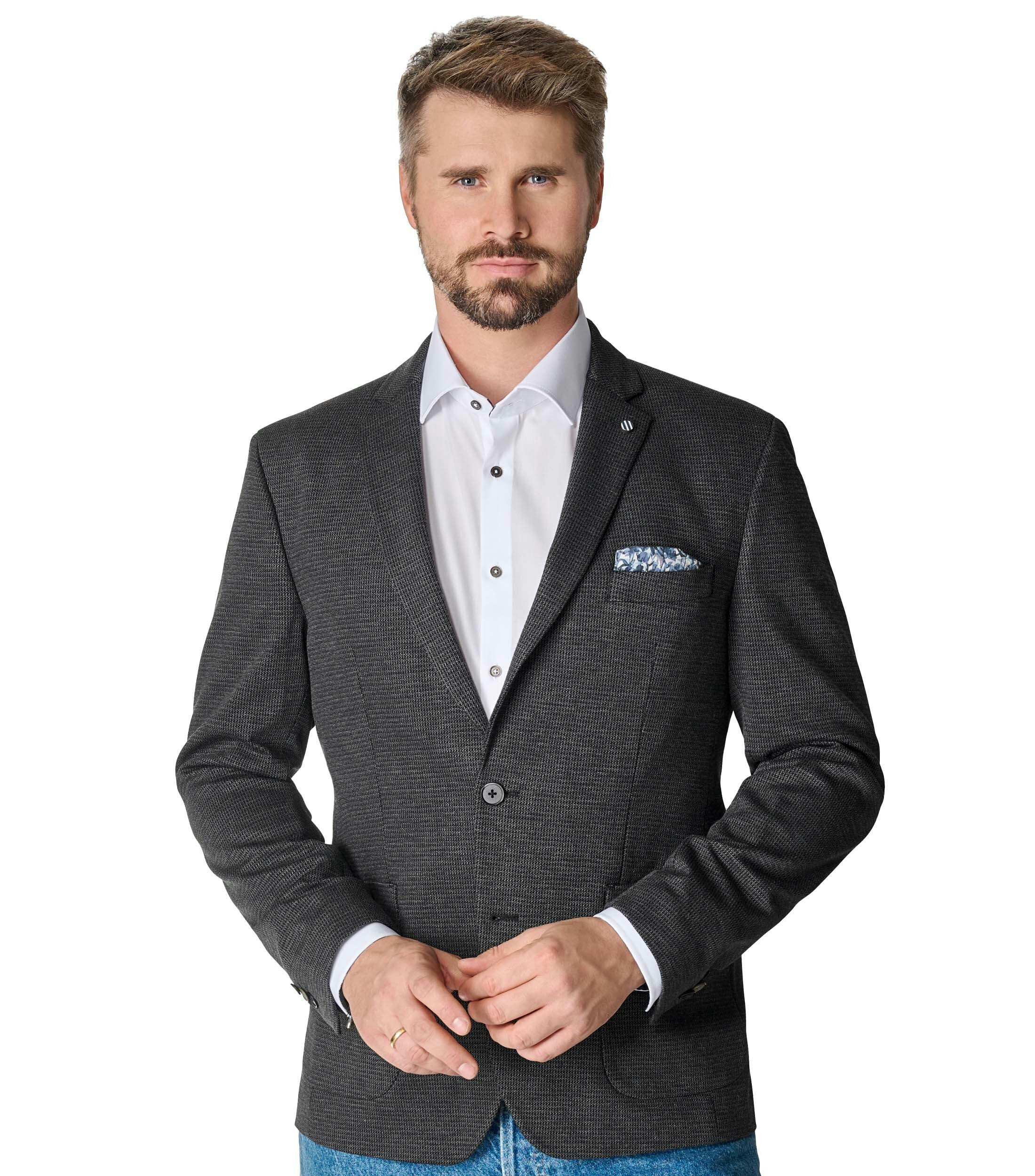 Das Model trägt ein Sakko im uni Muster in der Farbe Dunkelgrün