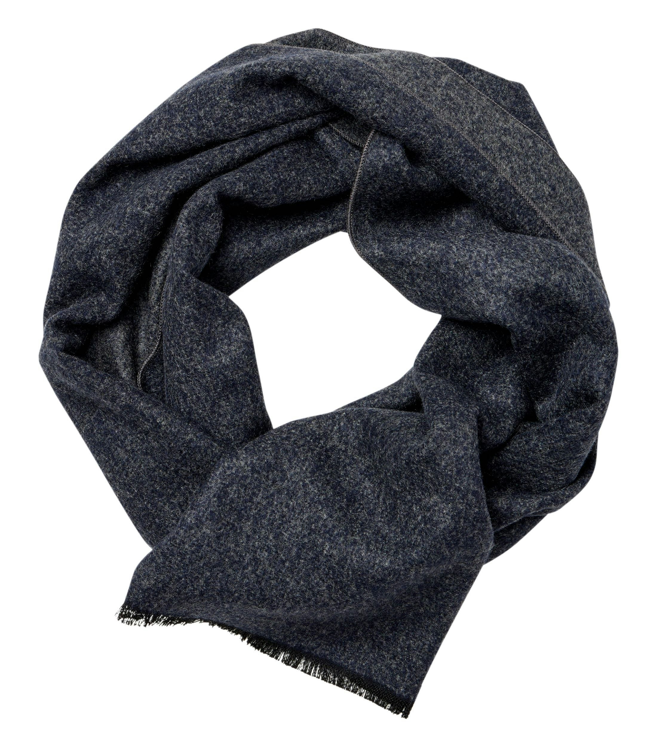 Ein Schal im uni Muster in der Farbe Dunkelblau