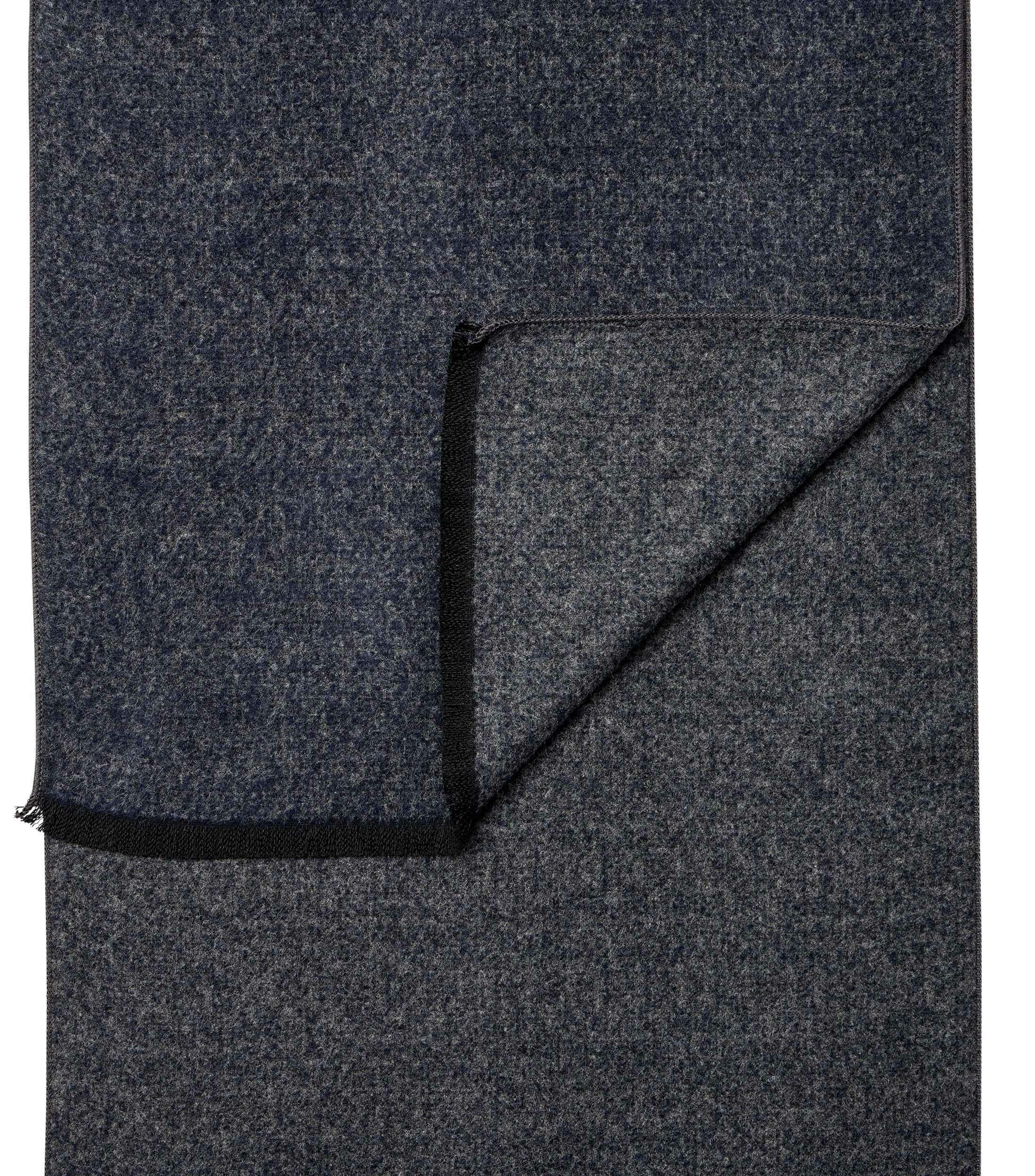 Ein Schal im uni Muster in der Farbe Dunkelblau