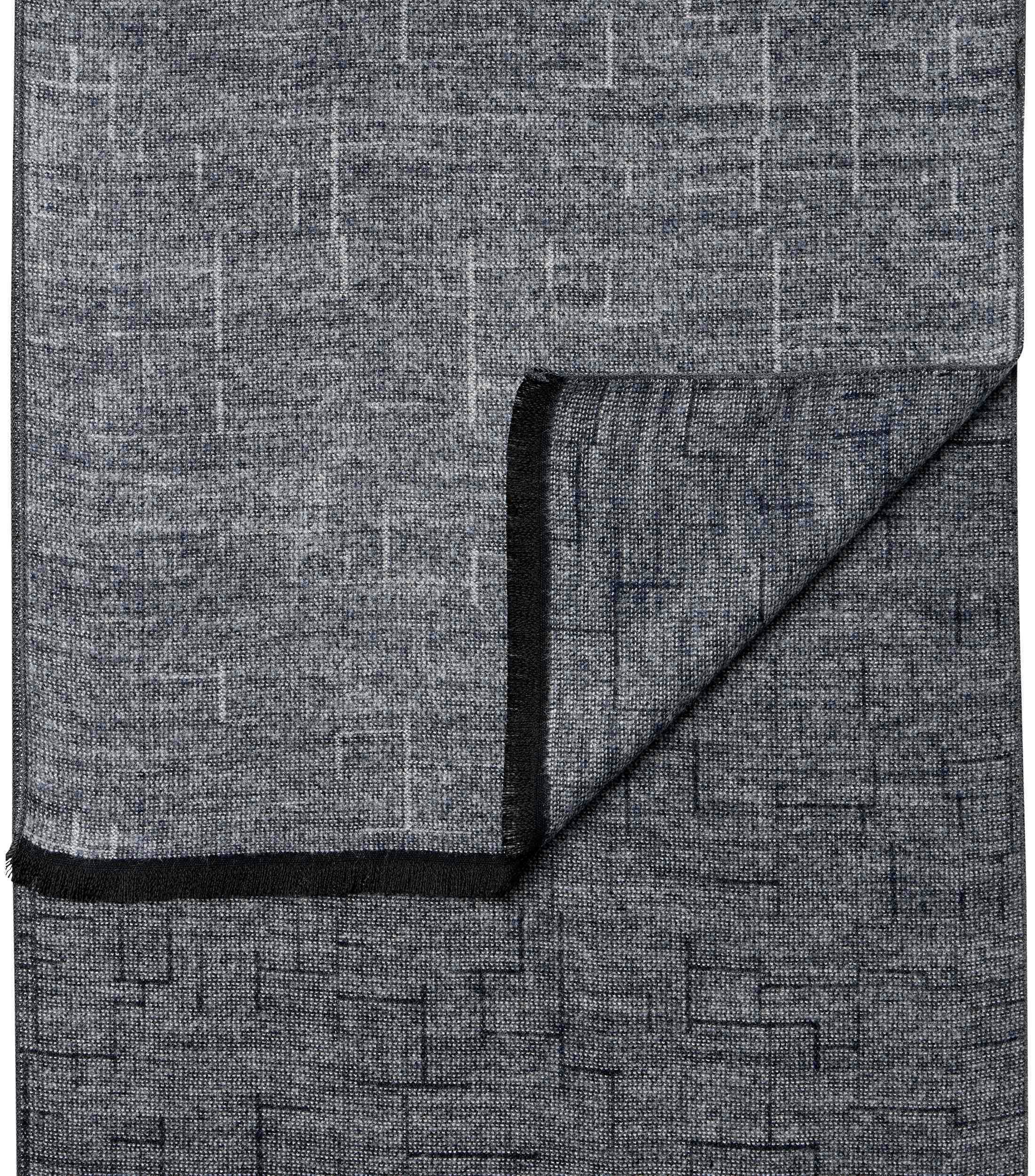 Ein Schal im uni Muster in der Farbe Grau