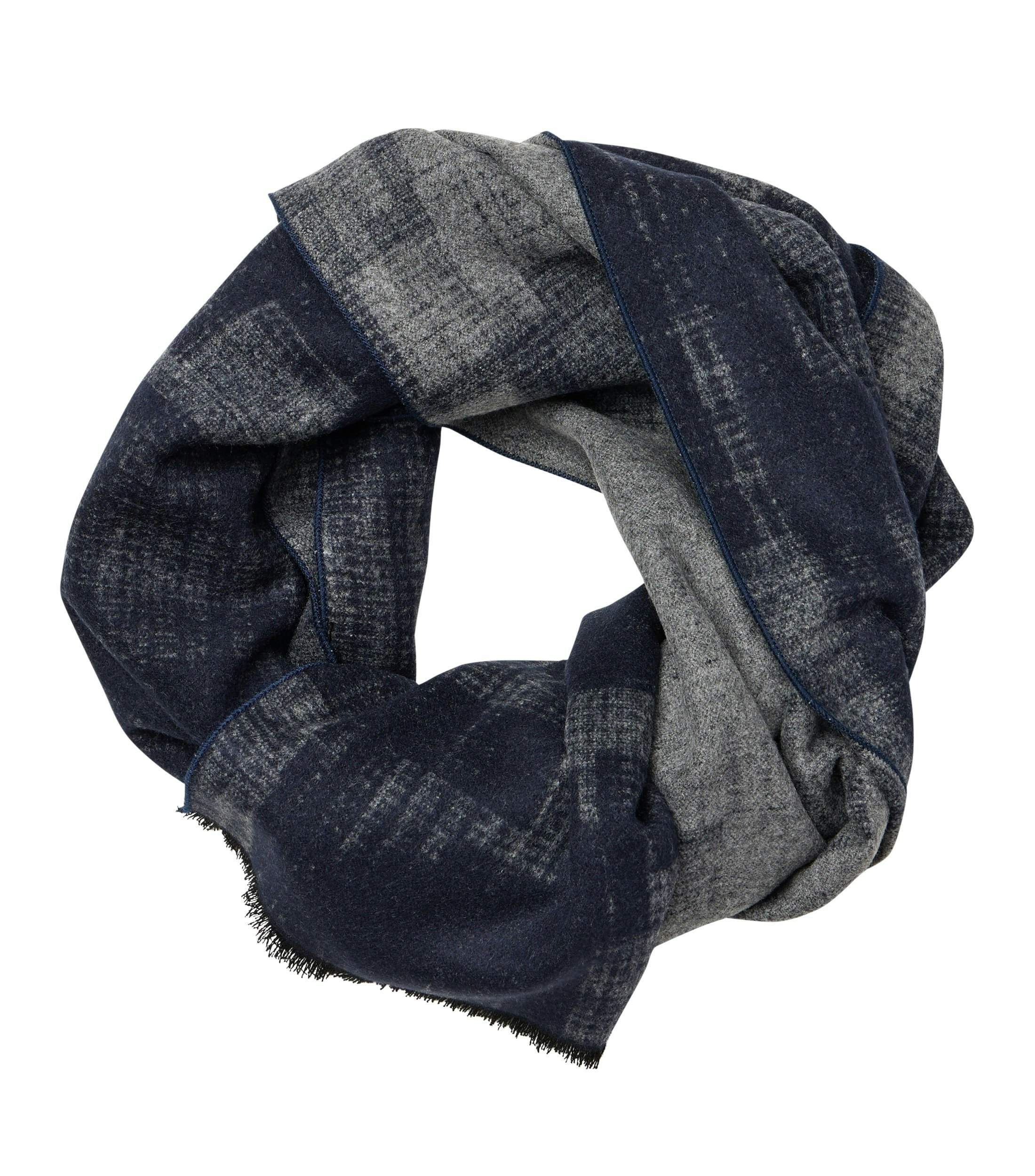 Ein Schal im uni Muster in der Farbe Blau