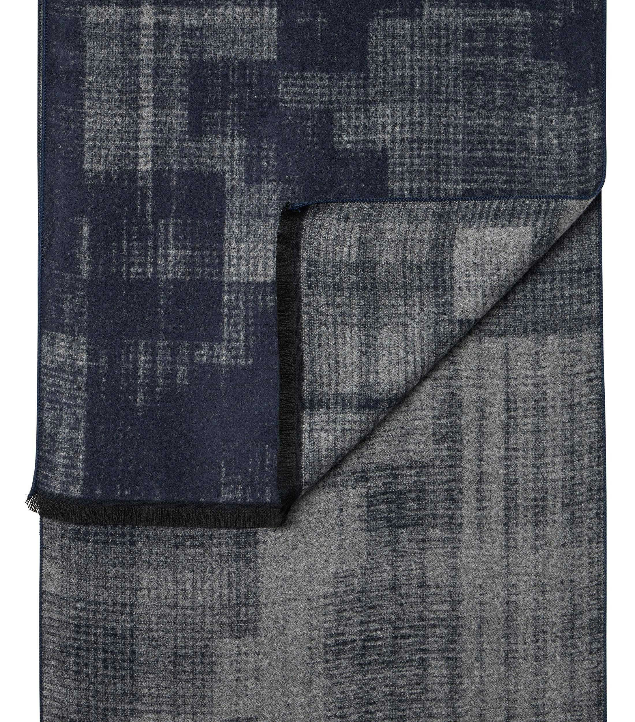 Ein Schal im uni Muster in der Farbe Blau