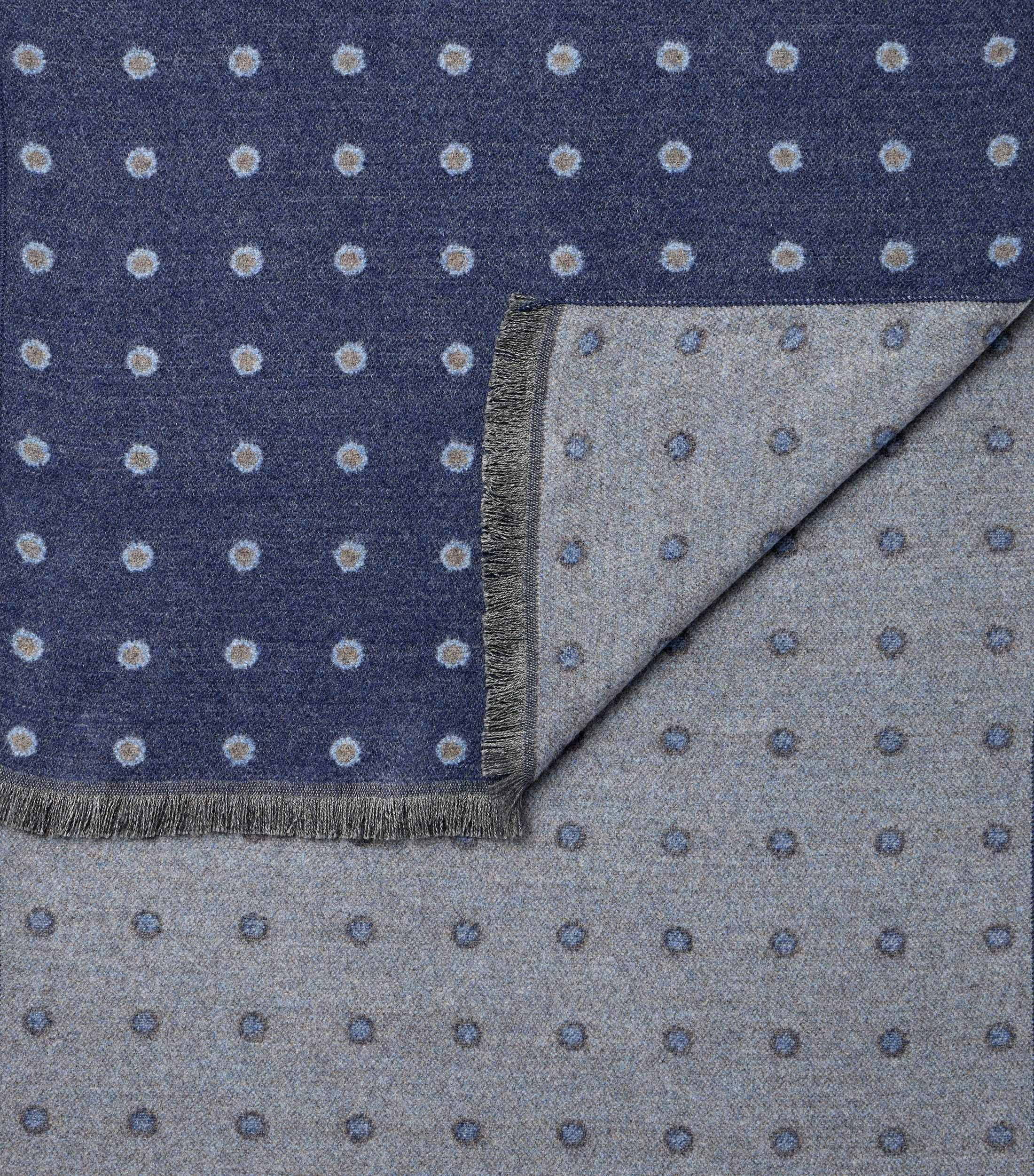 Ein Schal im uni Muster in der Farbe Blau