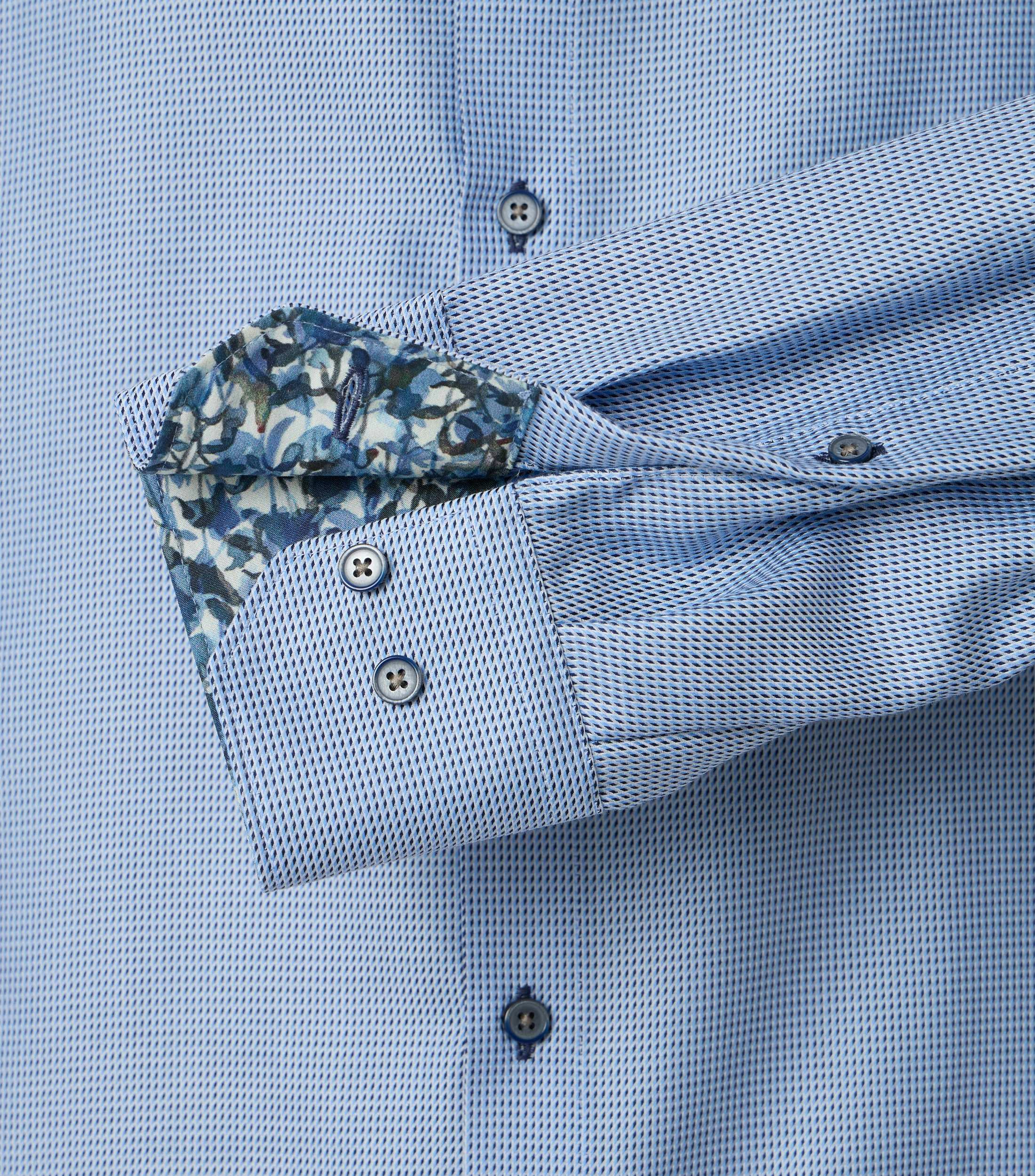 Ein Businesshemd im uni Muster in der Farbe Hellblau