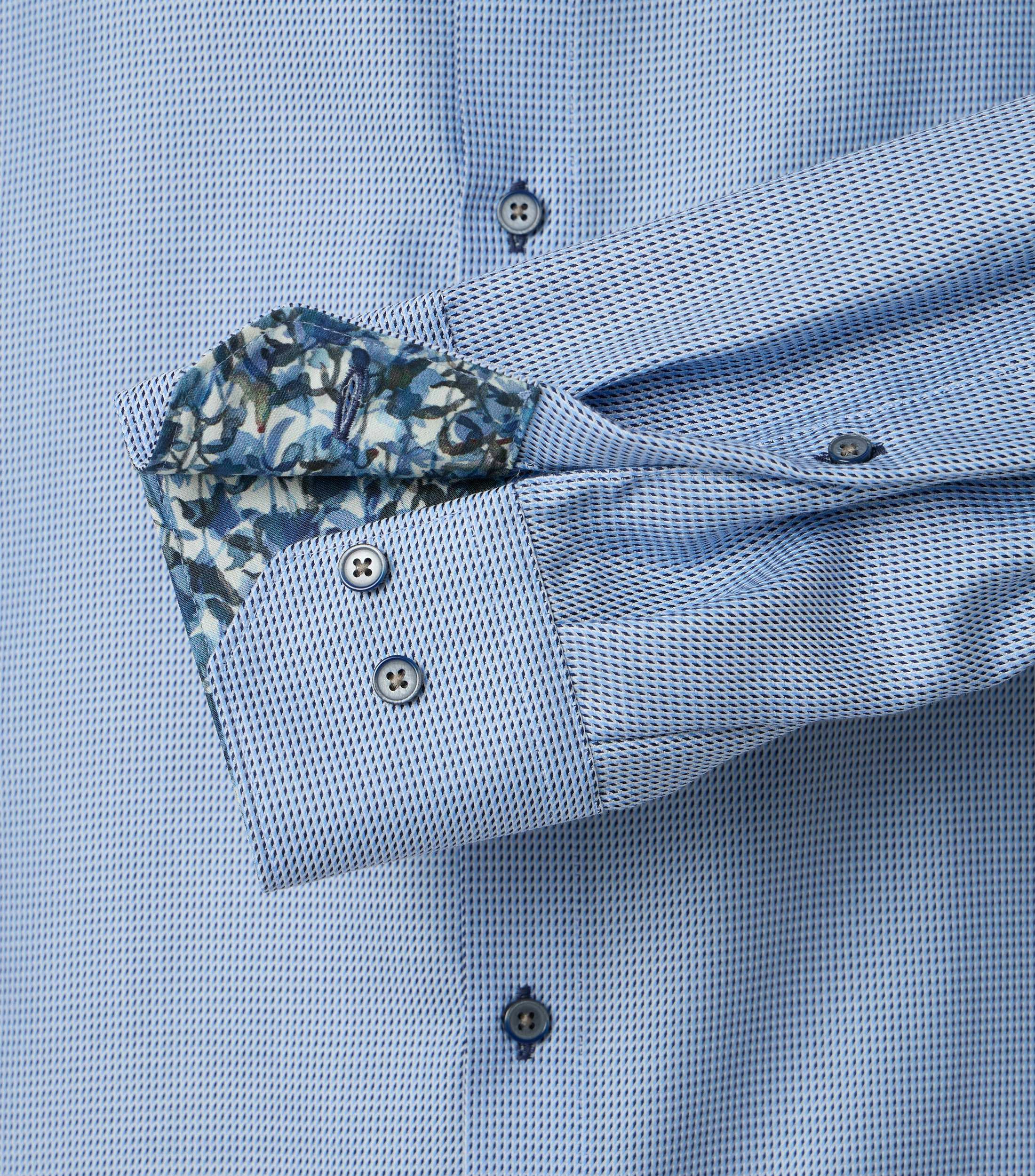 Ein Businesshemd im uni Muster in der Farbe Hellblau