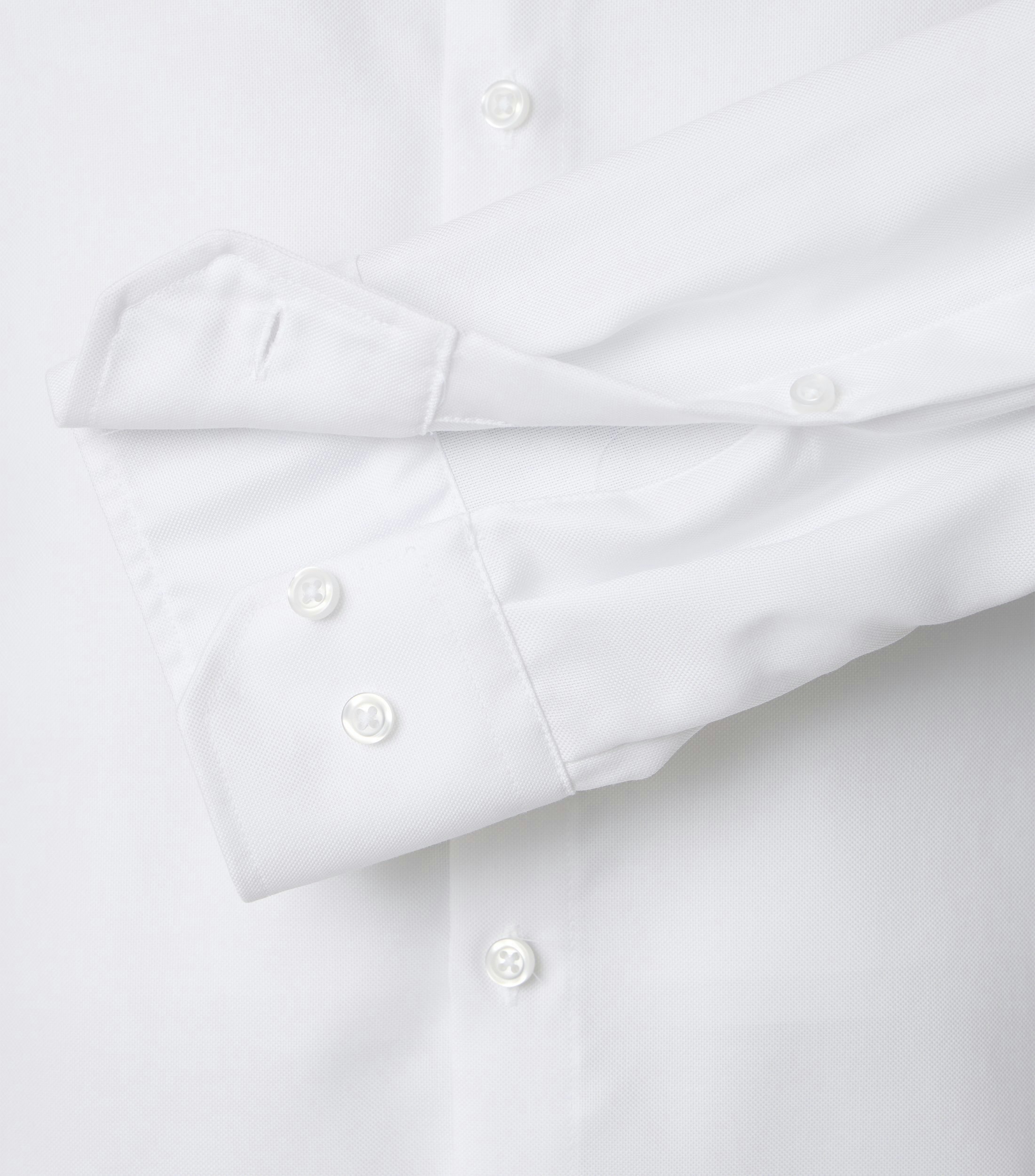 Ein Businesshemd im uni Muster in der Farbe Weiß