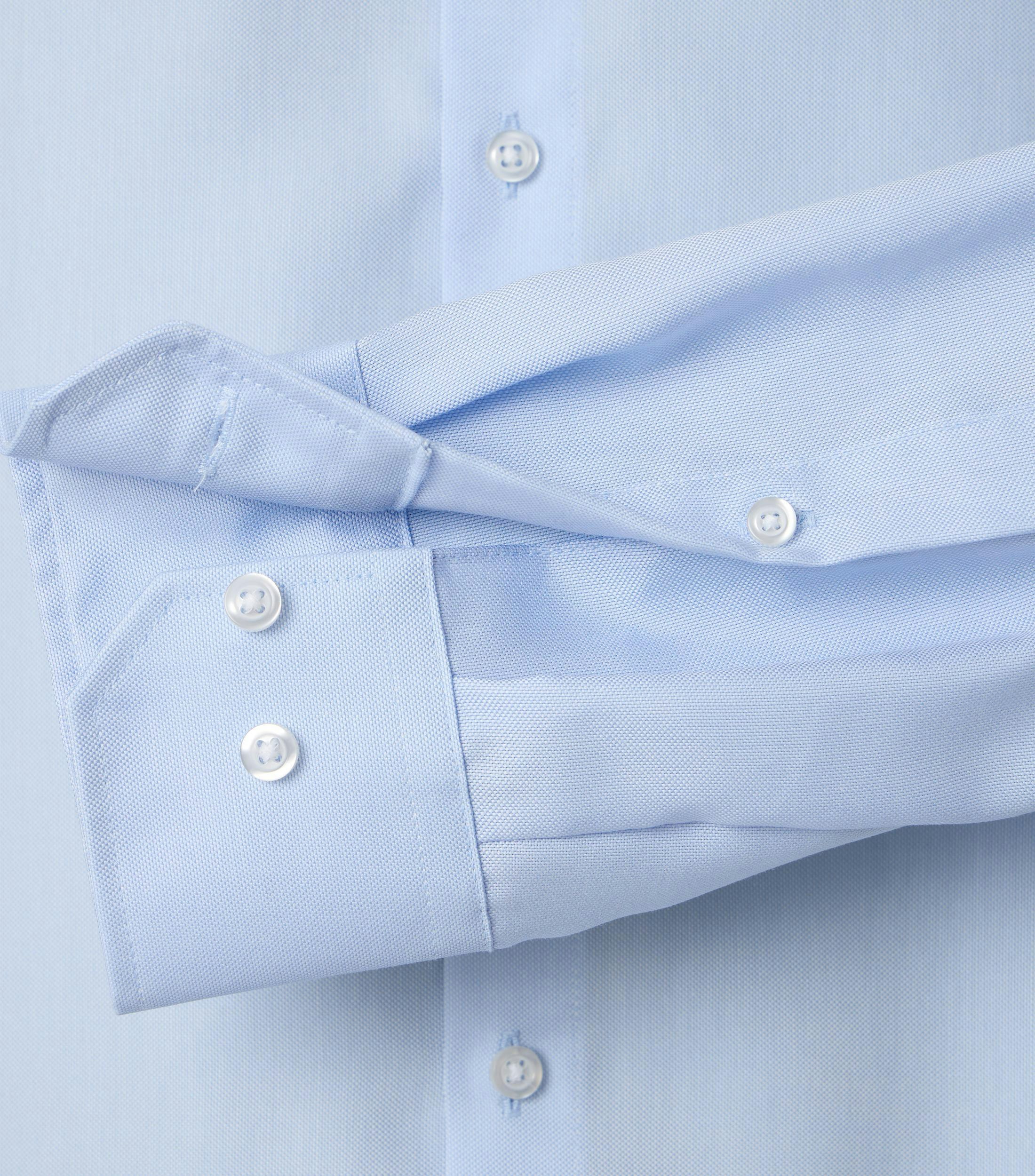 Ein Businesshemd im uni Muster in der Farbe Hellblau