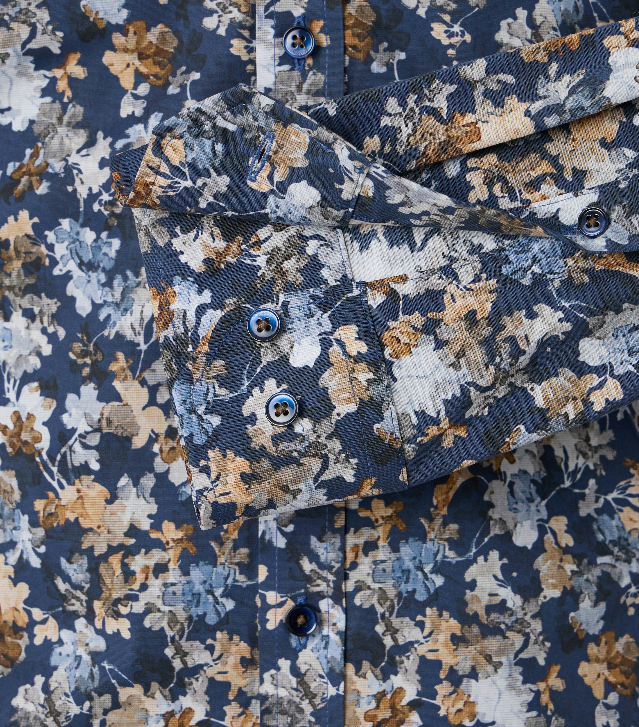 Ein Businesshemd im Print Muster in der Farbe Blau