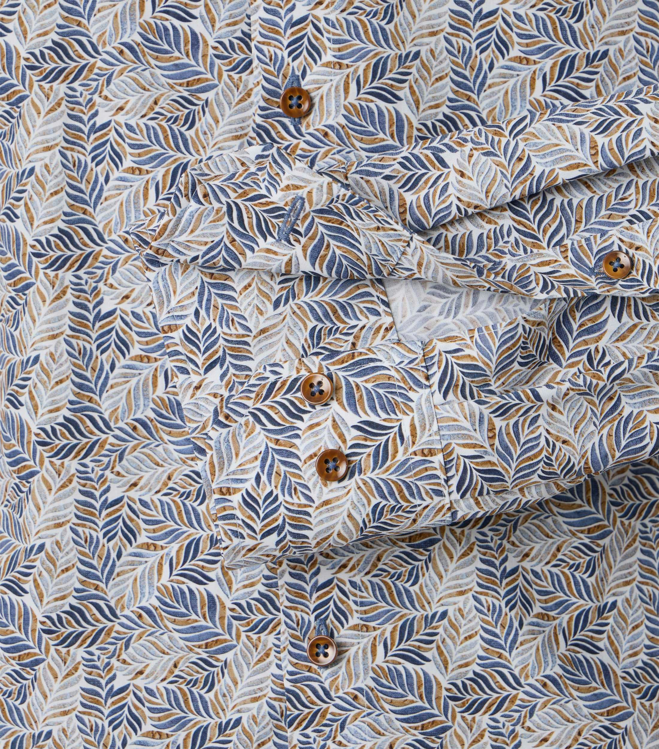 Ein Businesshemd im Print Muster in der Farbe Blau