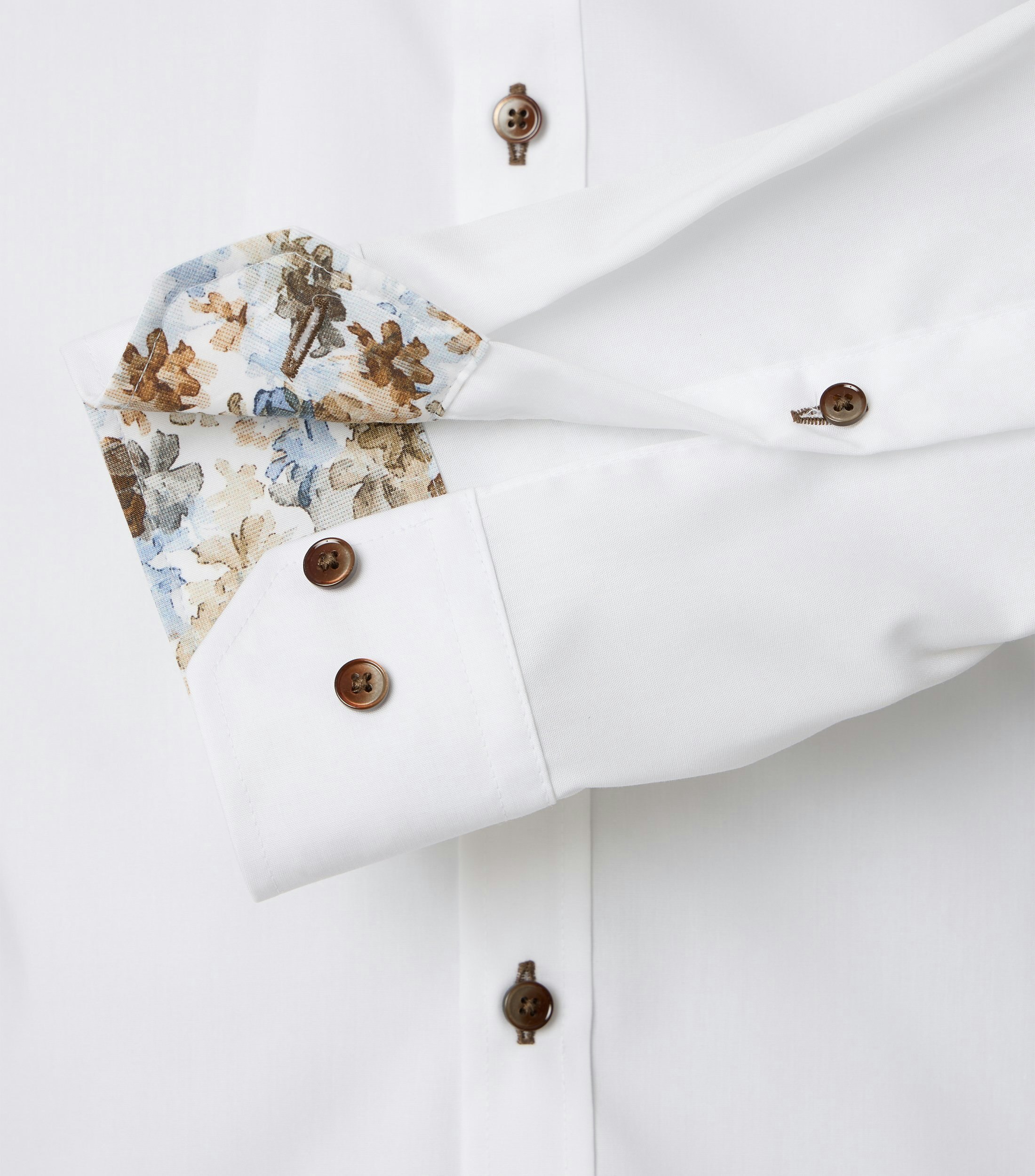 Ein Businesshemd im uni Muster in der Farbe Weiß