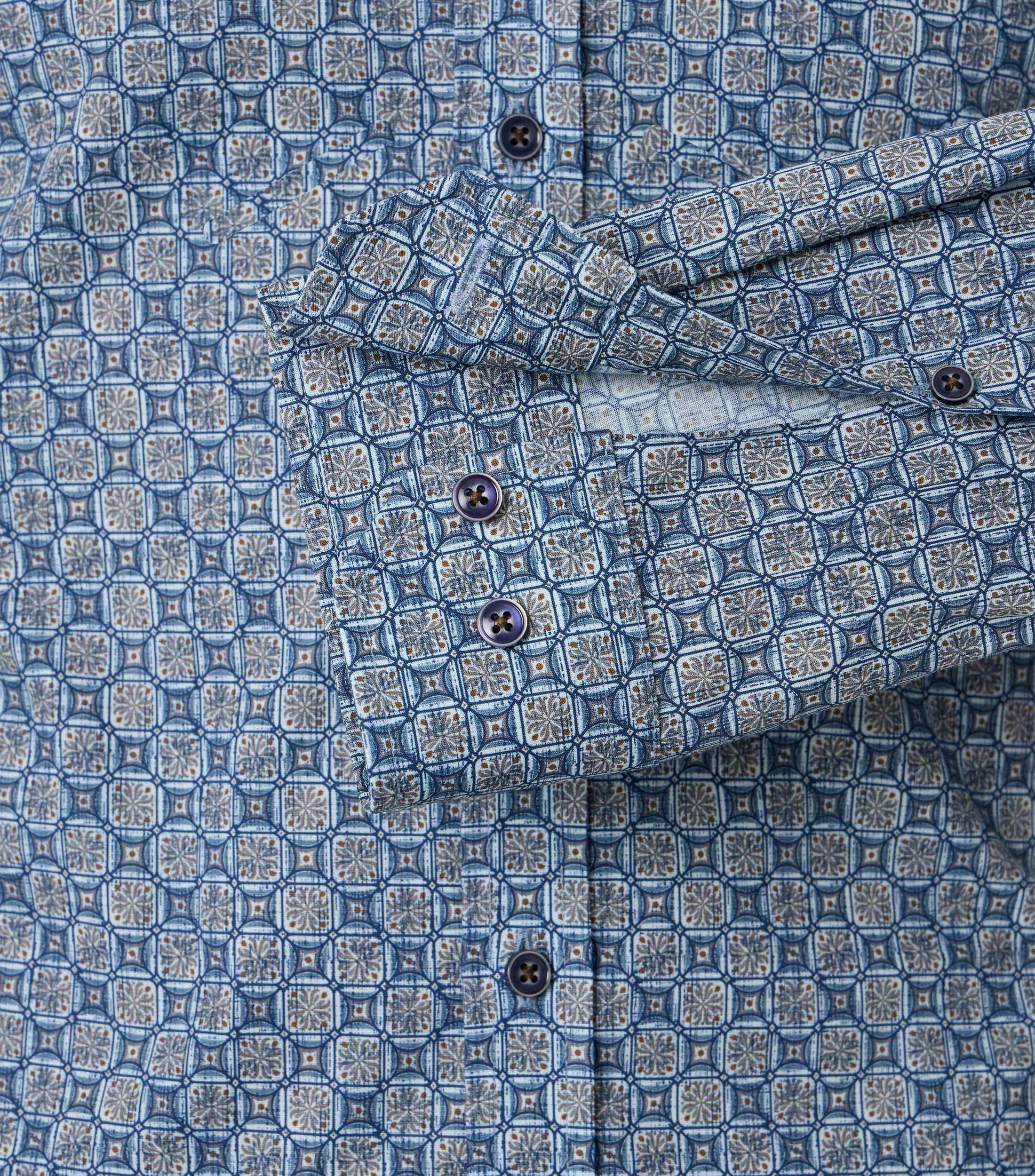 Ein Businesshemd im Print Muster in der Farbe Blau