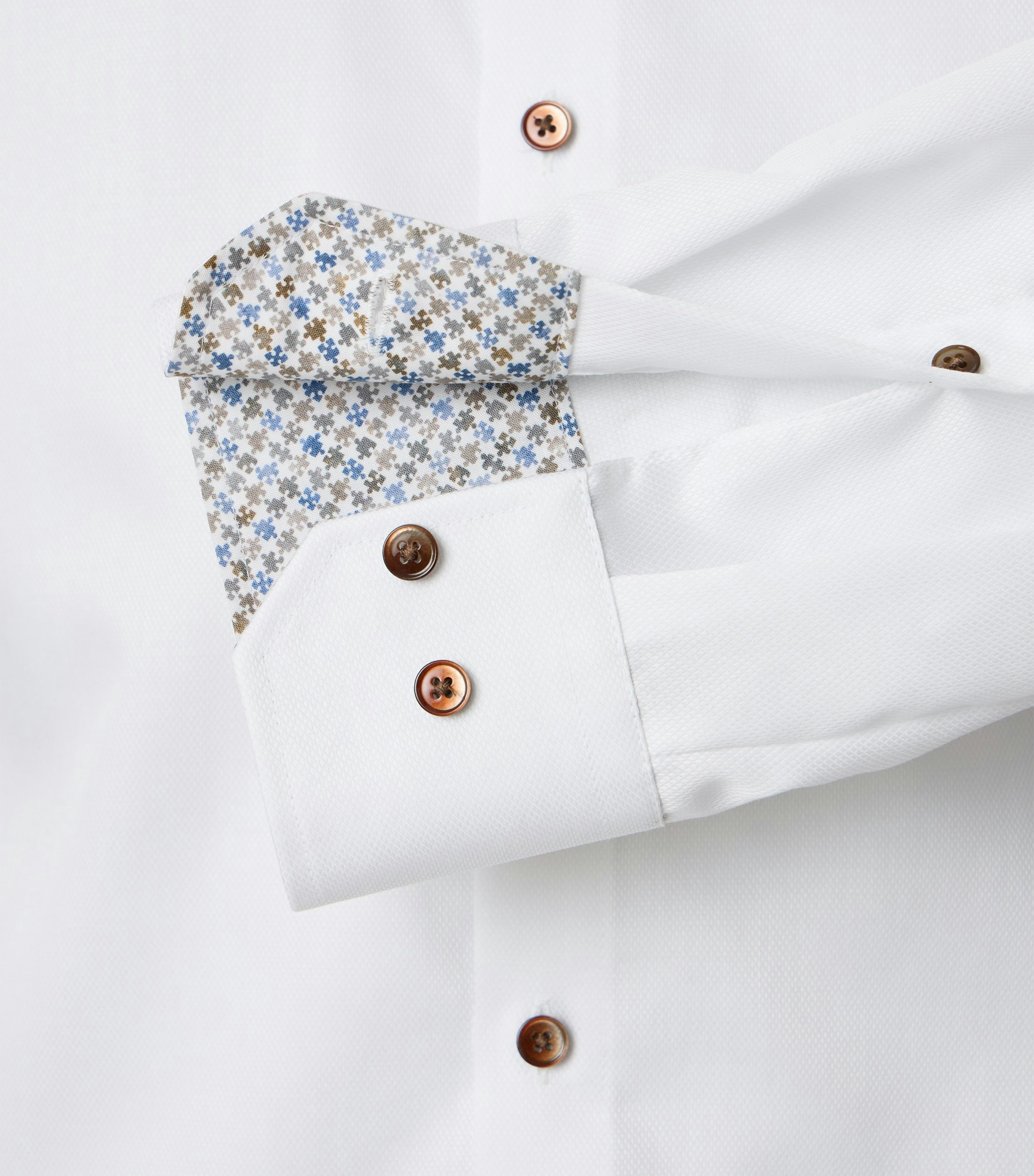 Ein Businesshemd im uni Muster in der Farbe Weiß