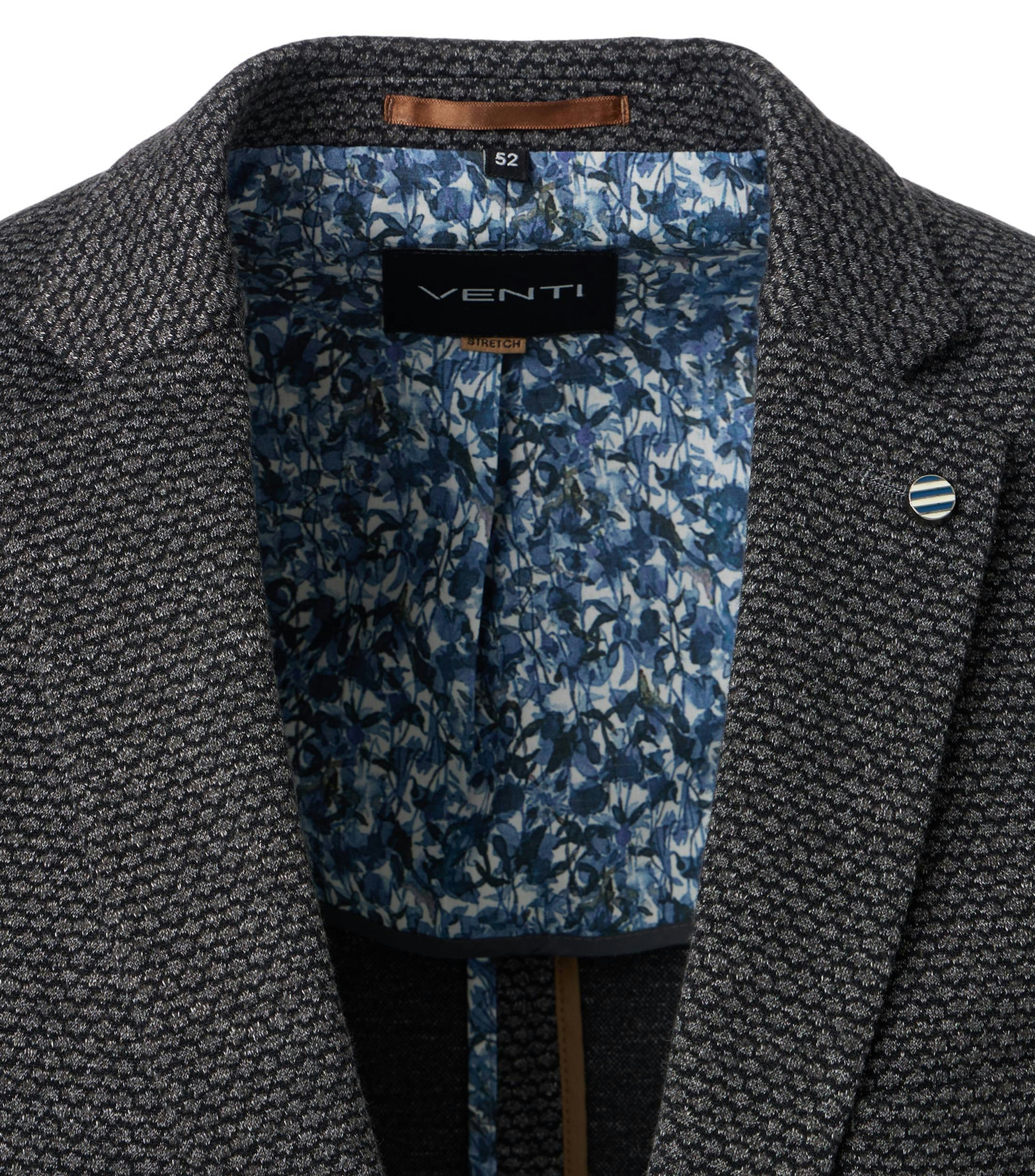 Das Model trägt ein Sakko im uni Muster in der Farbe Dunkelgrau